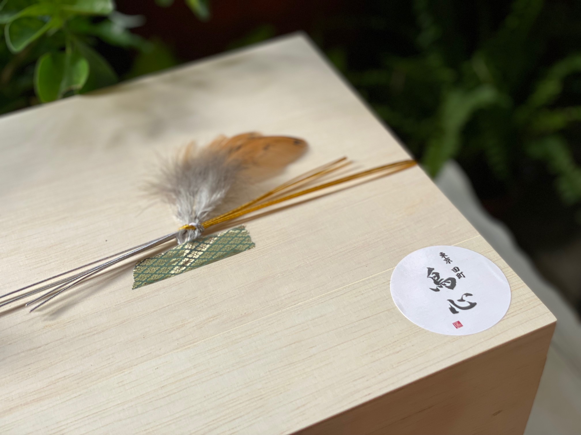 以雙層木盒盛裝燒鳥組合,極具質感。