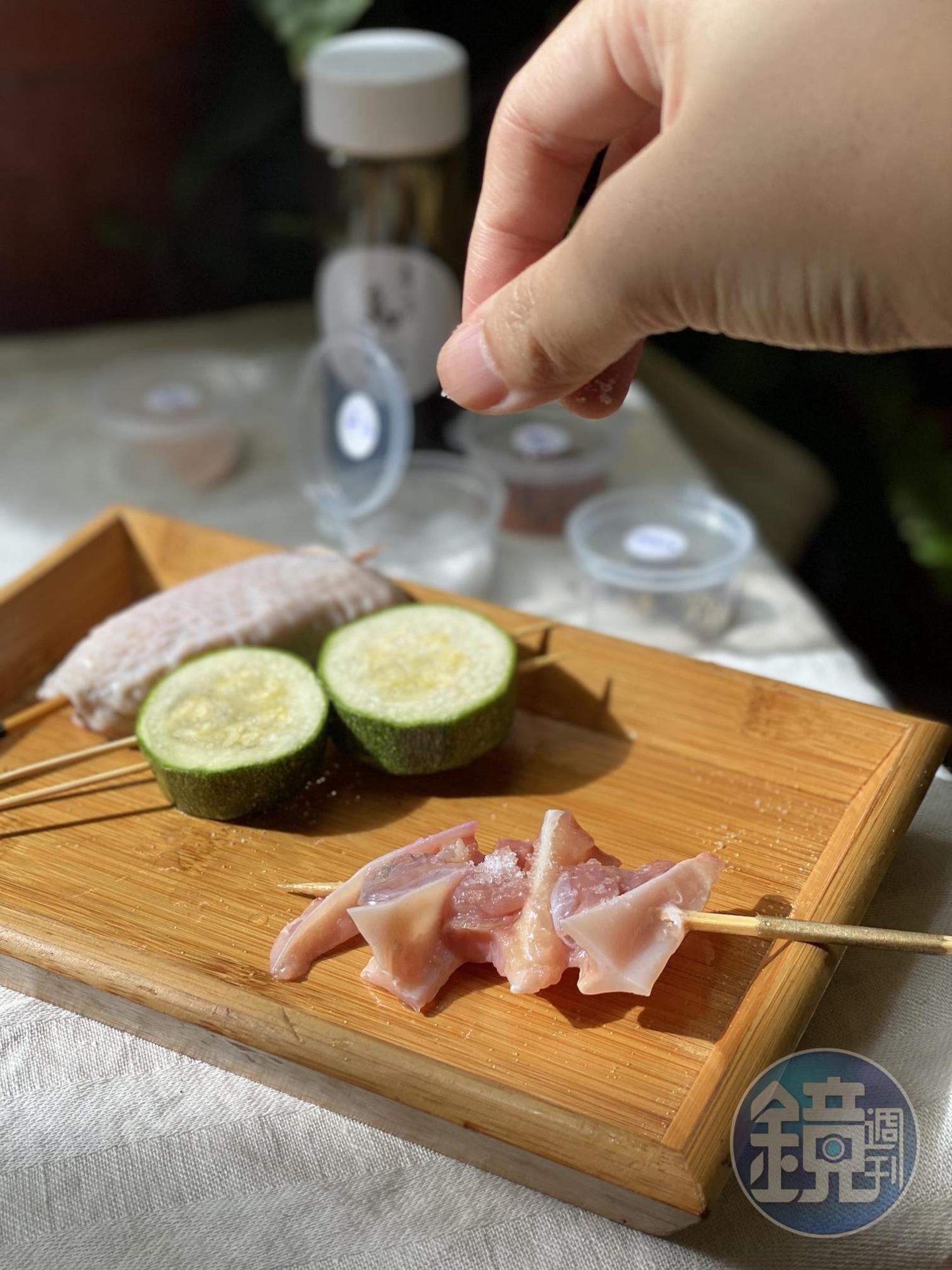 撒鹽需距離串燒15～20公分，才能調味均勻。