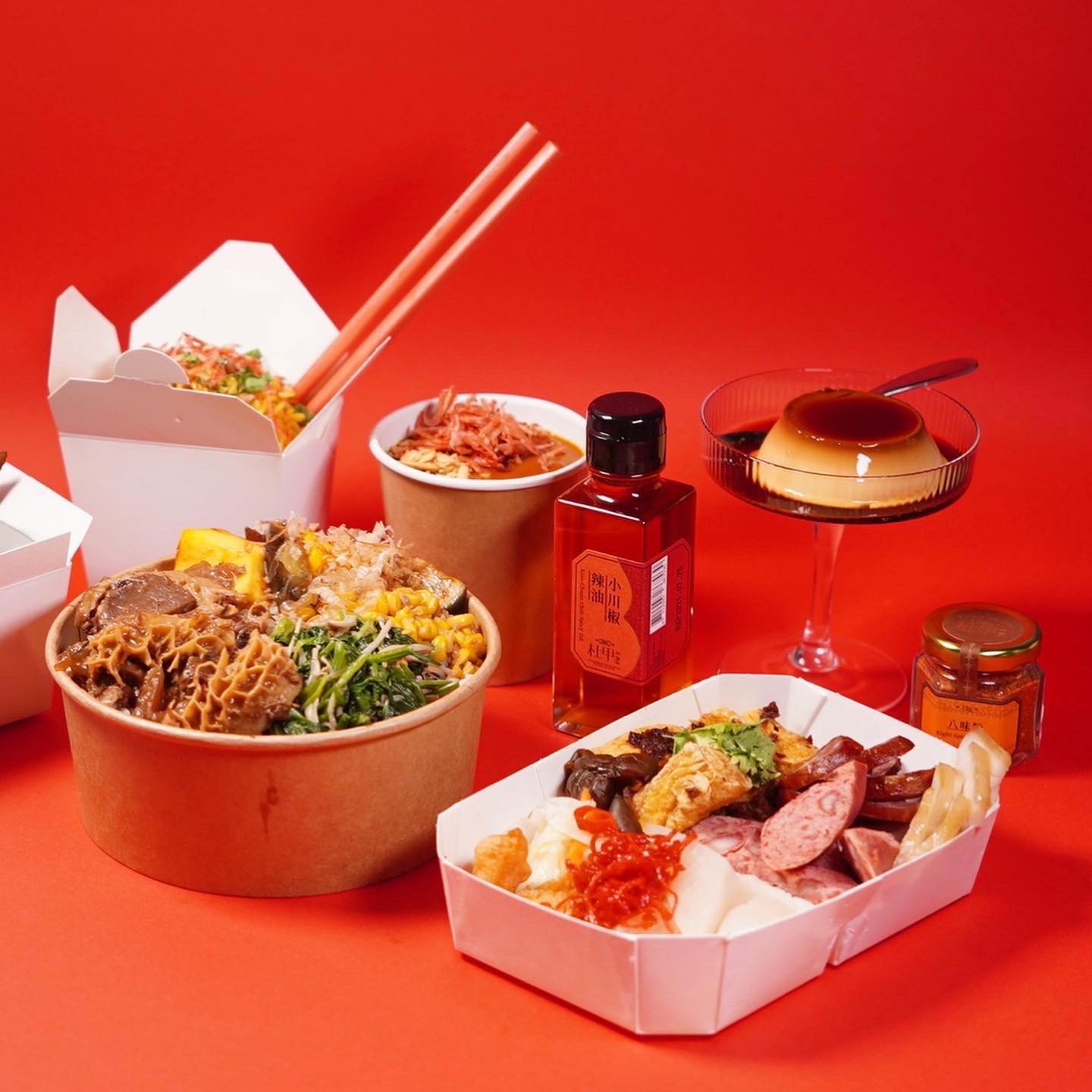「豊賀大酒家」與「週末炸雞俱樂部」「杜甲A-Ma」等品牌聯手推出外賣便當。（左，「豊賀味噌牛五臟便當」320元／份、右，「豊賀精選台味便當」220元／份，豊賀大酒家提供）