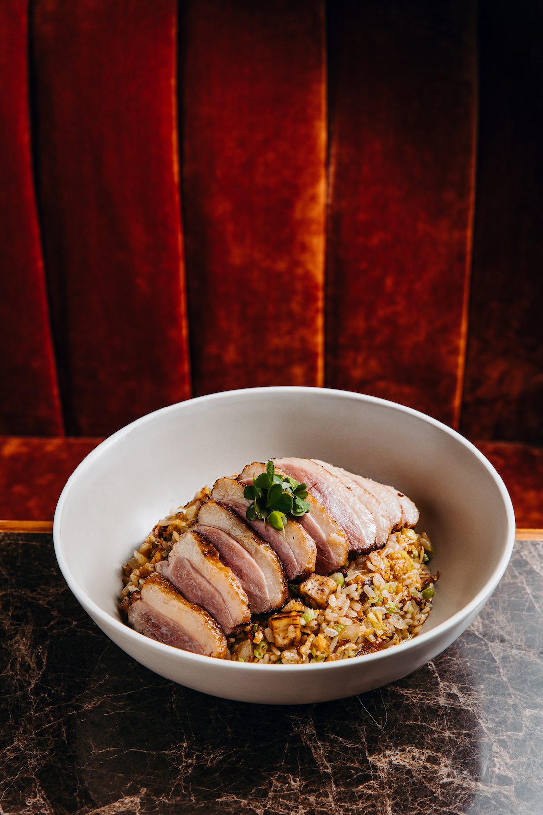 「芋香櫻桃鴨炒飯」向經典的「芋泥鴨」致敬。（380元／份，心潮飯店提供）