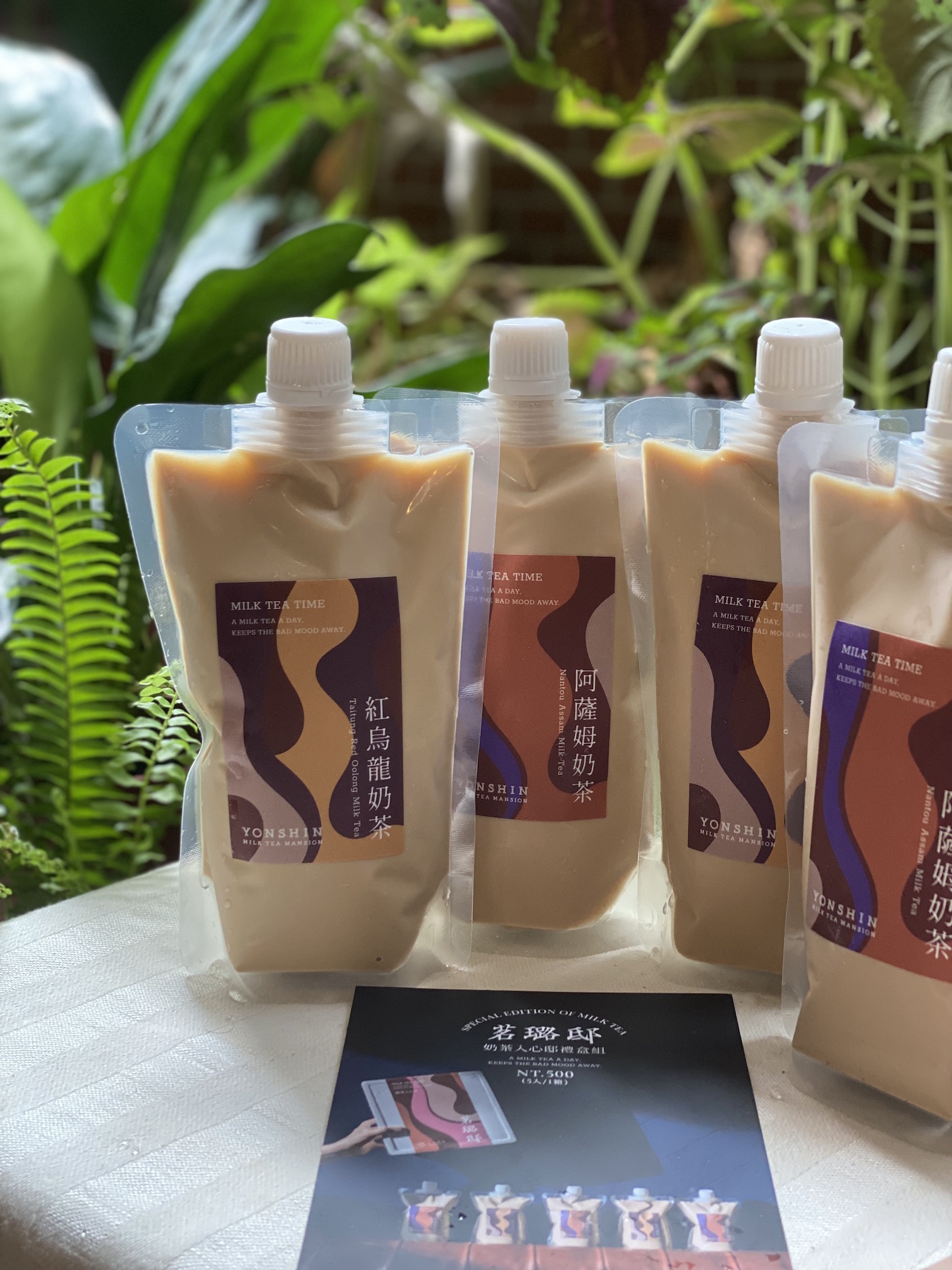 永心鳳茶推出外帶宅配「​​茗璐邸鍋煮奶茶」禮盒，結合南投阿薩姆冰奶茶、台東紅烏龍冰奶茶。（500元／300ml 5包入）
