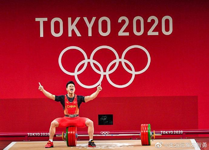 中國舉重選手石智勇在奧運場上刷新自己創下的世界紀錄，更直言只拿金牌會感到遺憾。（翻攝自奧運冠軍石智勇微博）