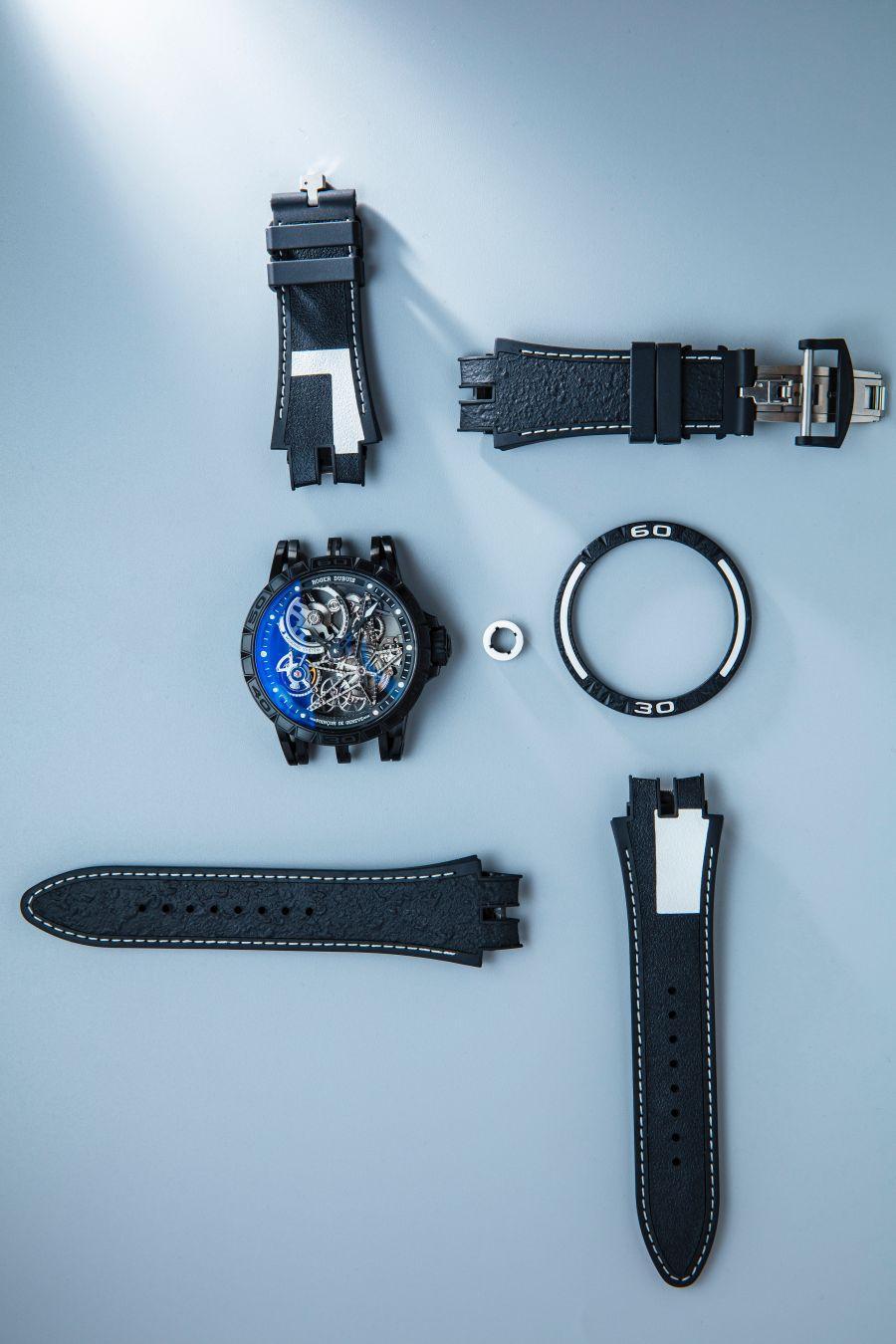 ROGER DUBUIS Excalibur Spider Pirelli與專業賽車輪胎廠「倍耐力」合作，並從賽道的Pit Stop取靈感，錶圈、錶冠與錶帶都可以快速拆換。