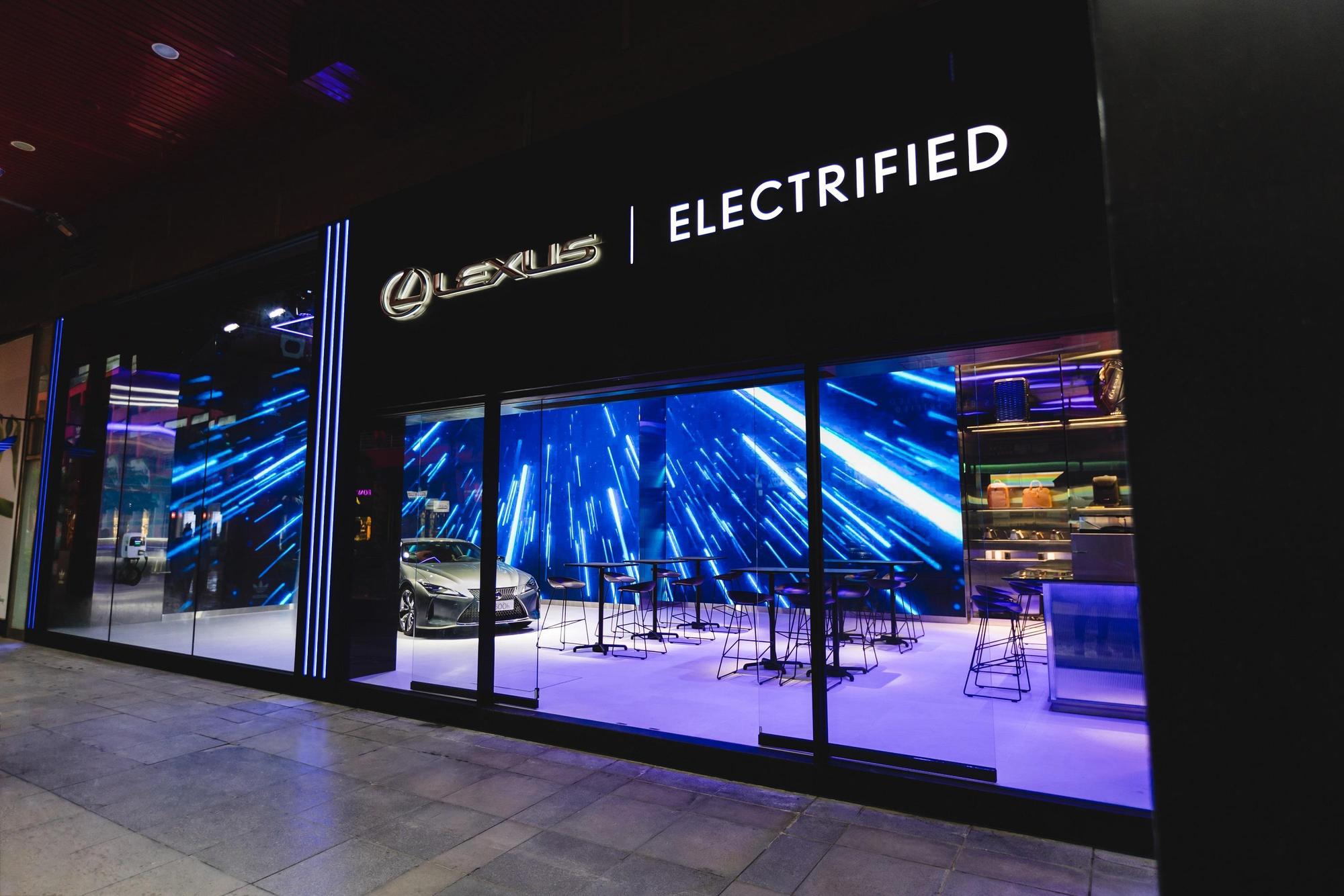 為了讓大眾更能瞭解LEXUS Electrified的車款開發理念與未來願景,LEXUS在台北信義區成立了為期一年的品牌概念店,這也是全球首間以LEXUS Electrified為名的實體複合品牌店。