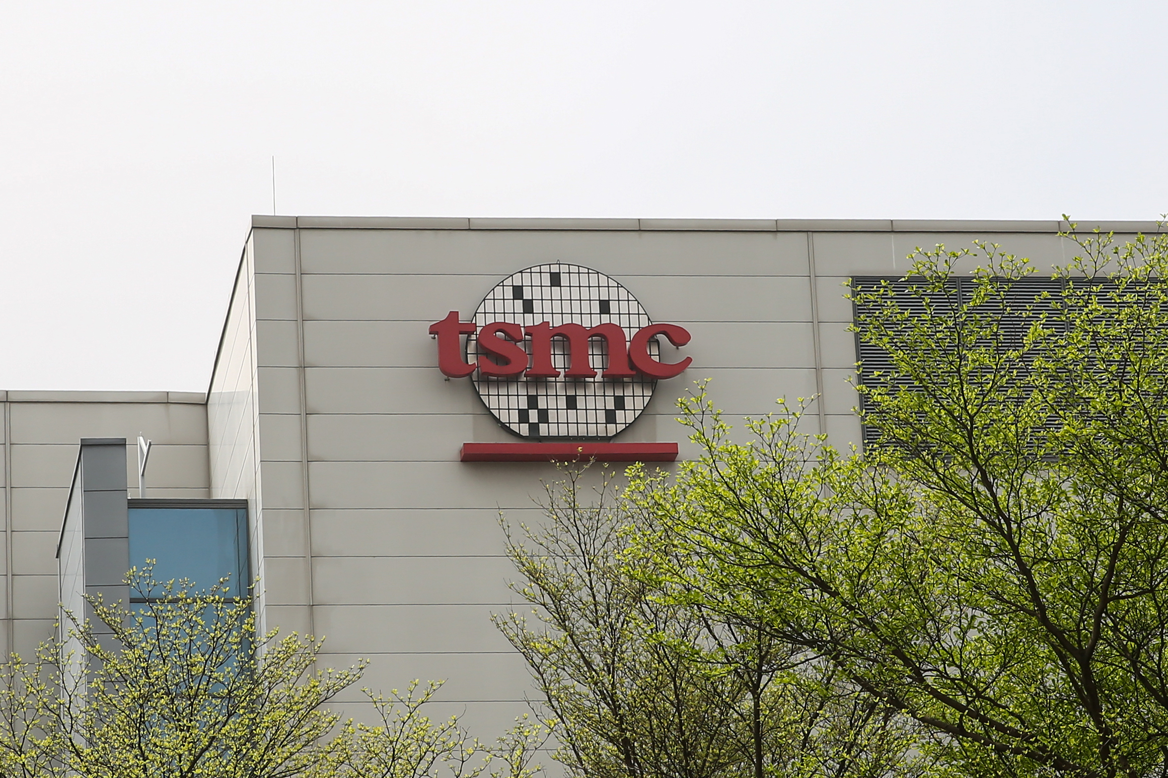 台積電寶山和南京廠的擴建案分別獲得政府審議通過。