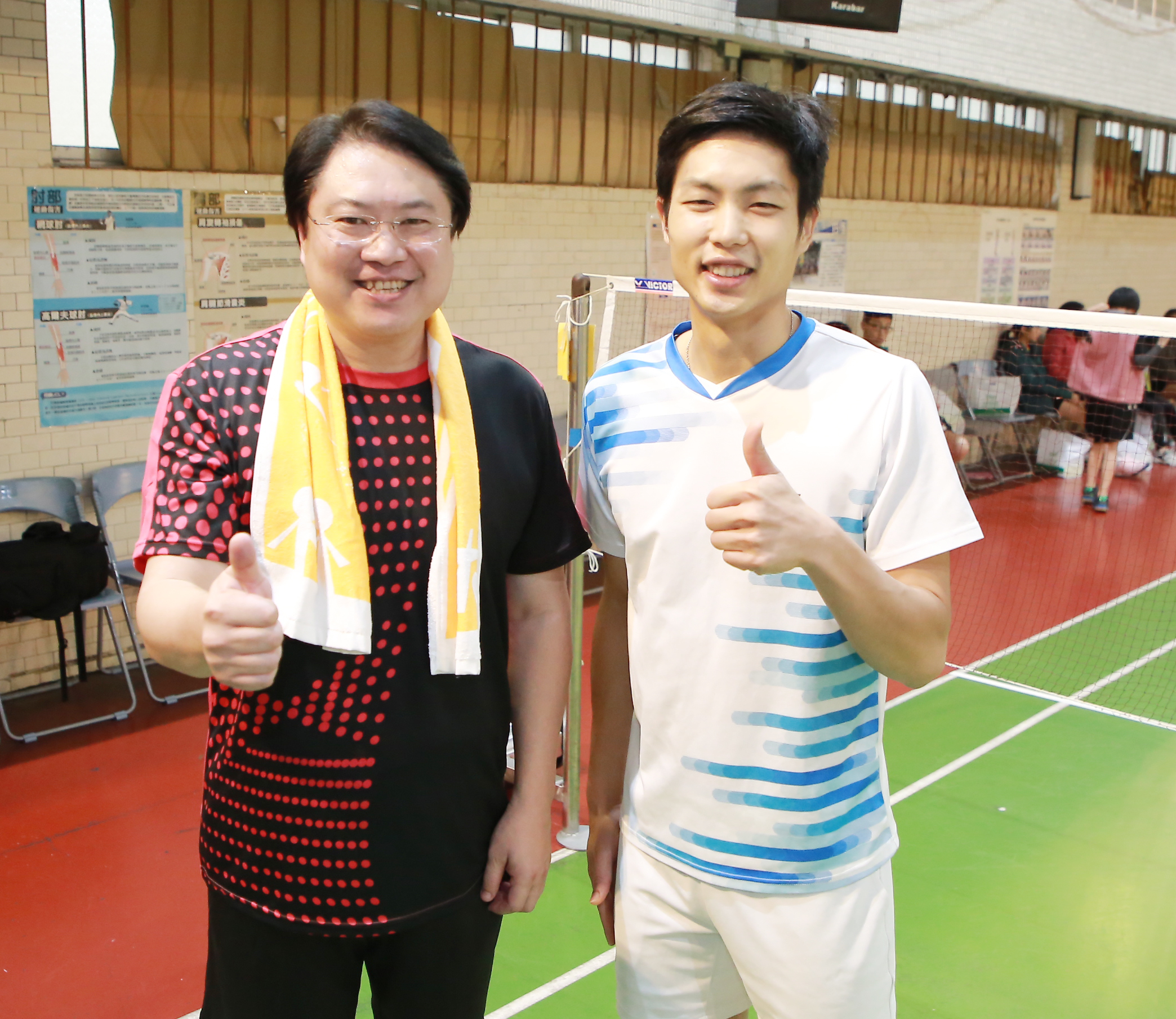 基隆市長林右昌（左）與周天成同為基隆高中校友，去年曾回母校一起打球。（基隆市政府提供）