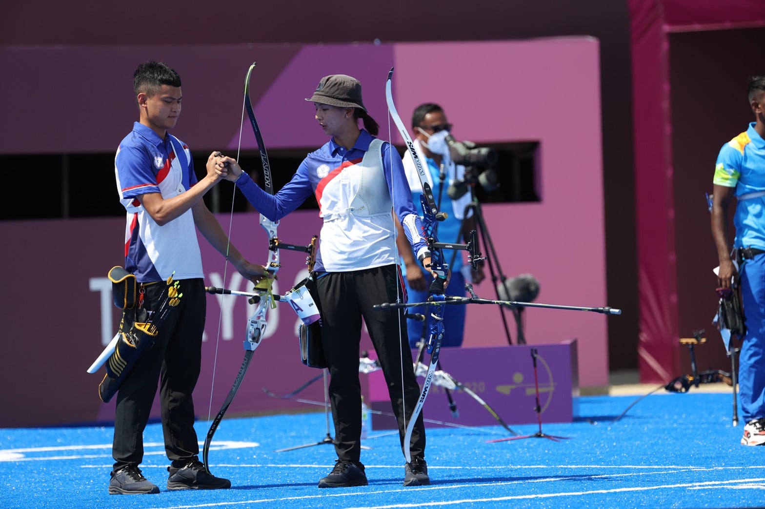 林佳恩（中）稍早才擊敗希臘選手晉級32強，馬上再擊敗愛沙尼亞挺進16強。（翻攝自教育部臉書）