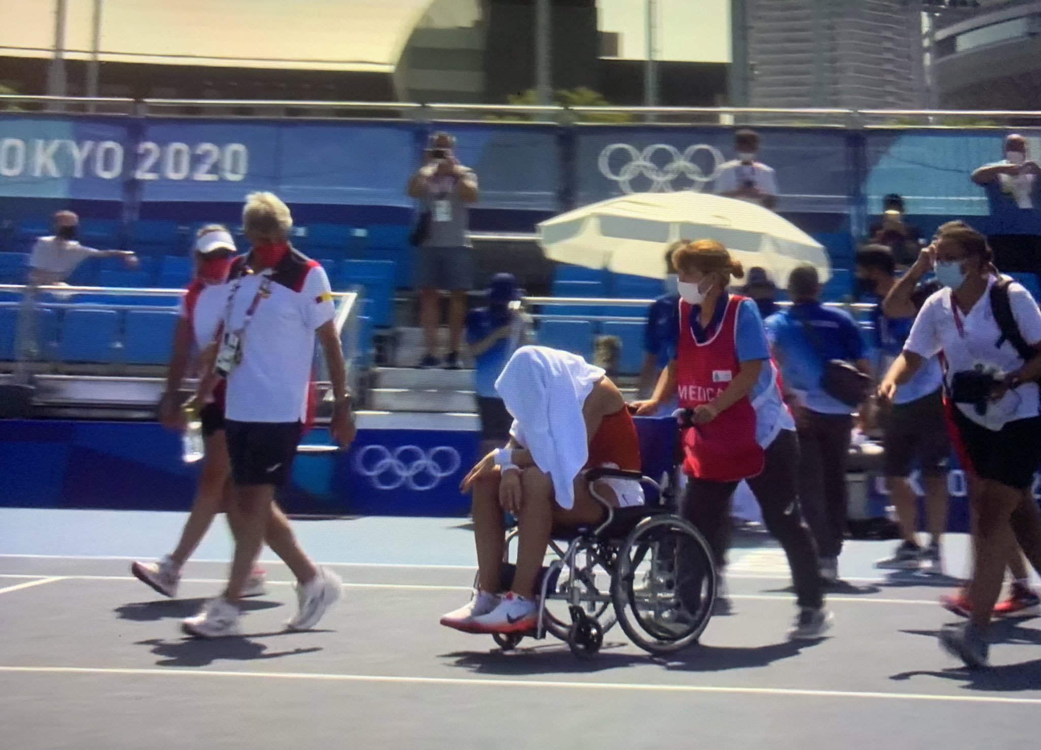 巴多薩昨因中暑退出女單8強戰，最後坐著輪椅離開球場。（翻攝Tennis TV臉書）
