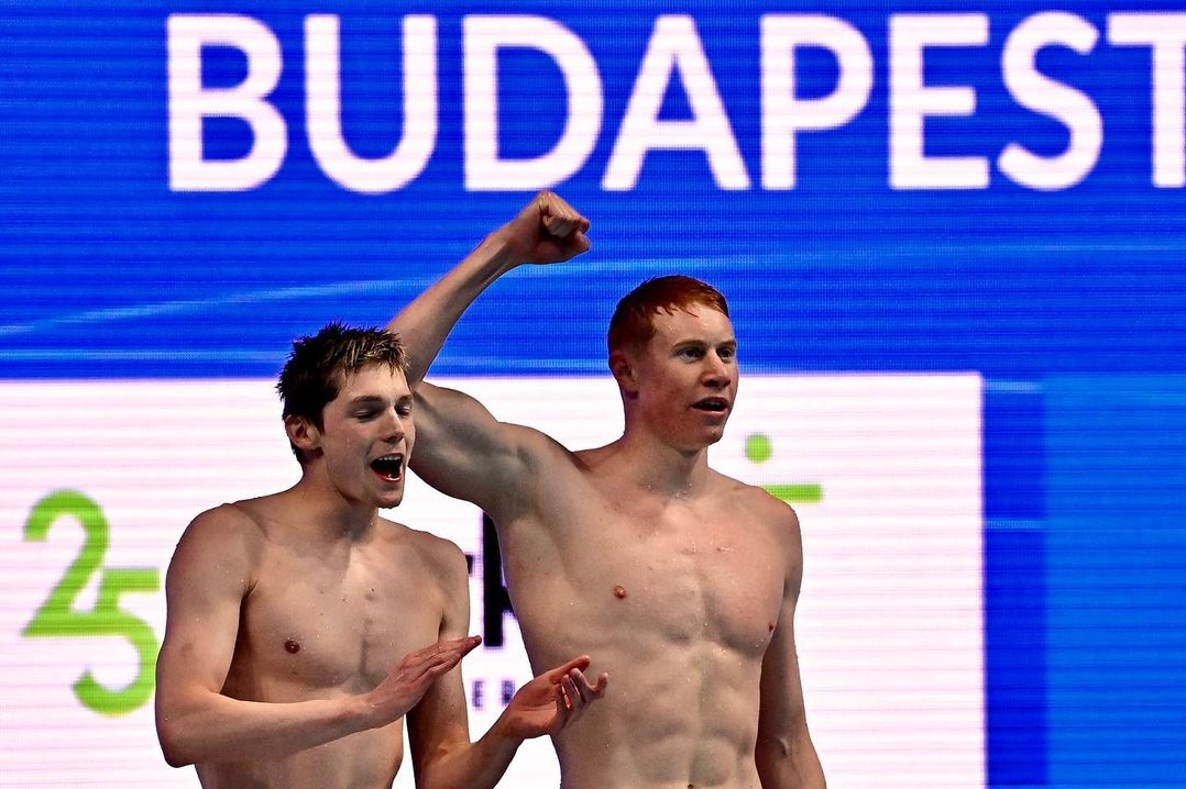 史考特(左)與隊友湯姆合作無間,贏得1600公尺混合接力泳賽金牌。(翻攝Tom Dean IG)