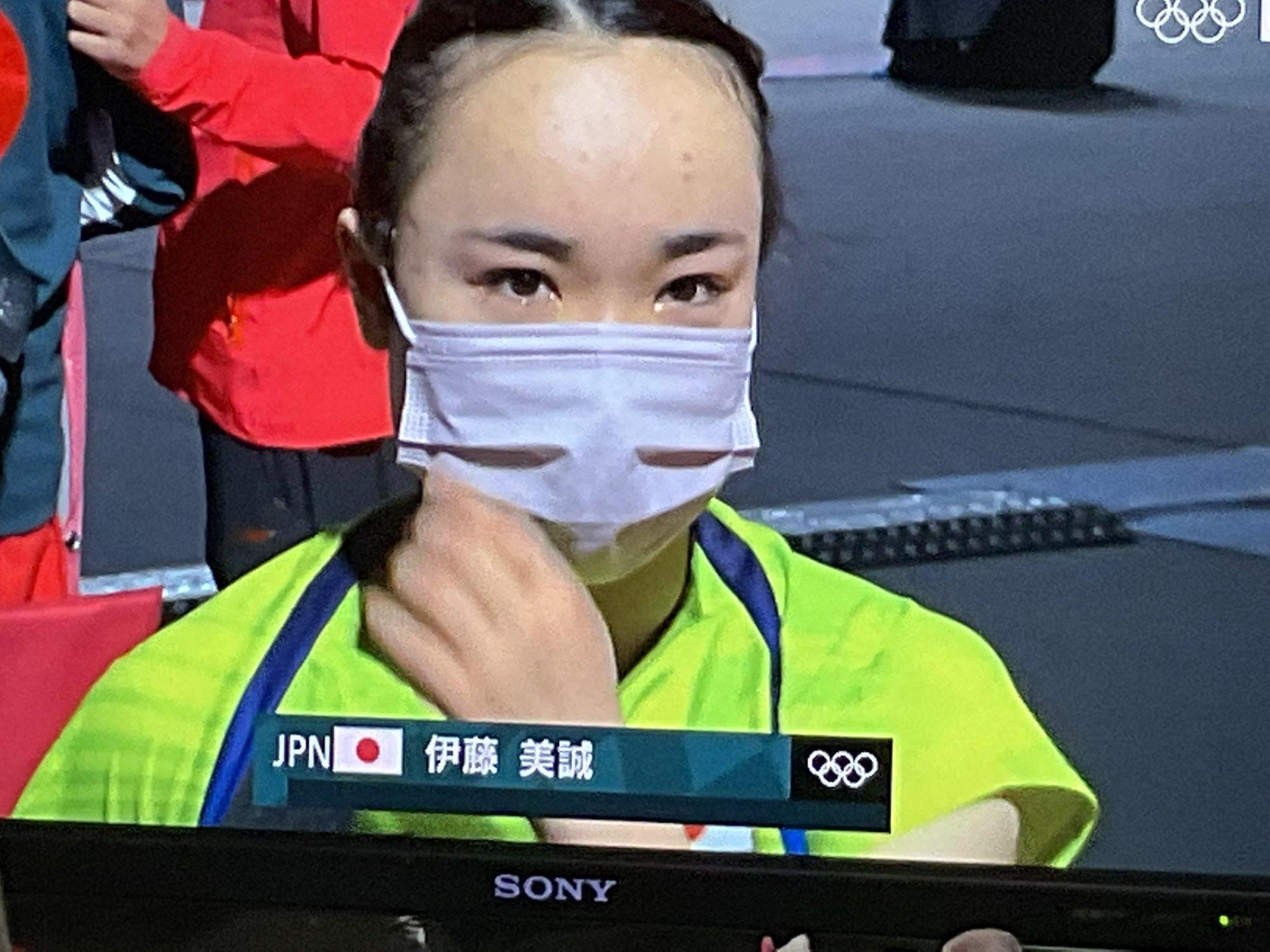 伊藤美誠賽後訪問落淚,對輸球很不甘心。(翻攝推特)
