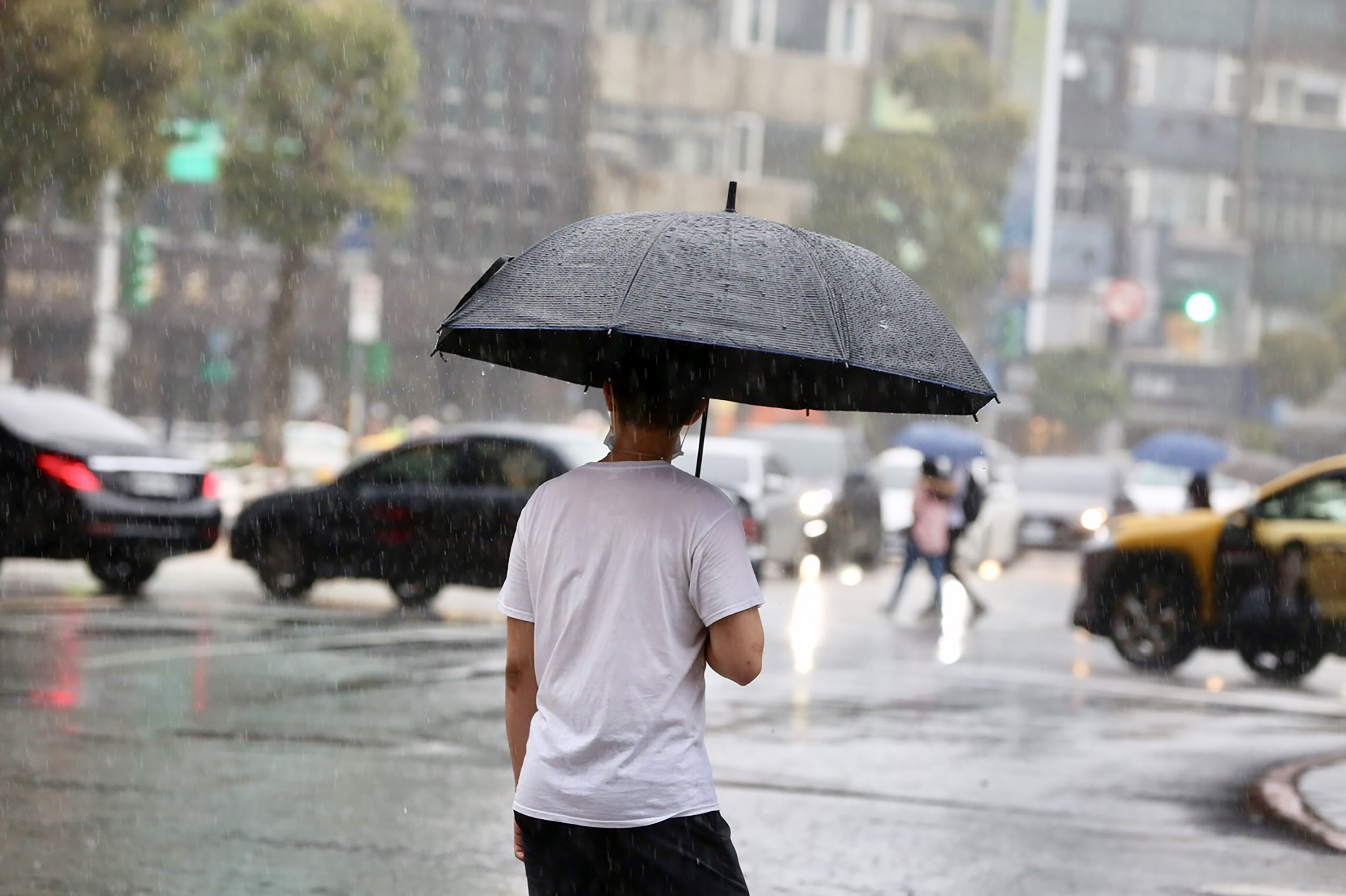 午後對流雲系發展旺盛，氣象局針對北北桃基等14縣市發布大雨特報。（本刊資料照）