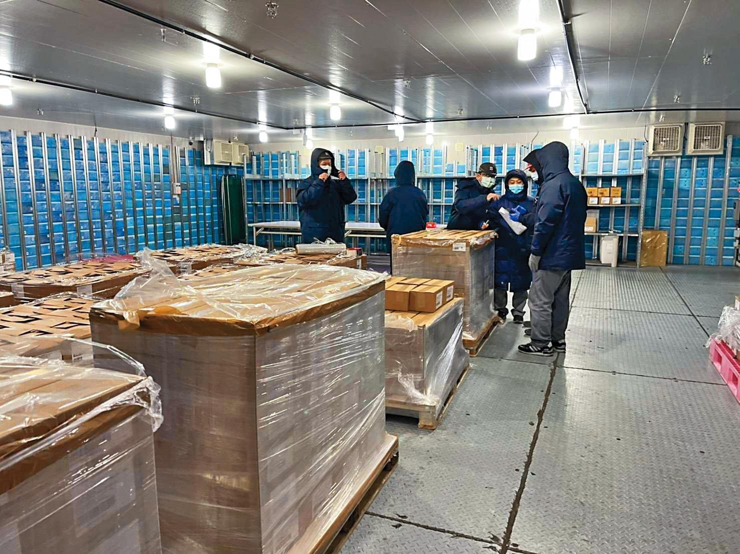 COVID-19疫苗送抵裕利醫藥,由食藥署人員進行抽樣檢驗、封緘。(裕利醫藥提供)
