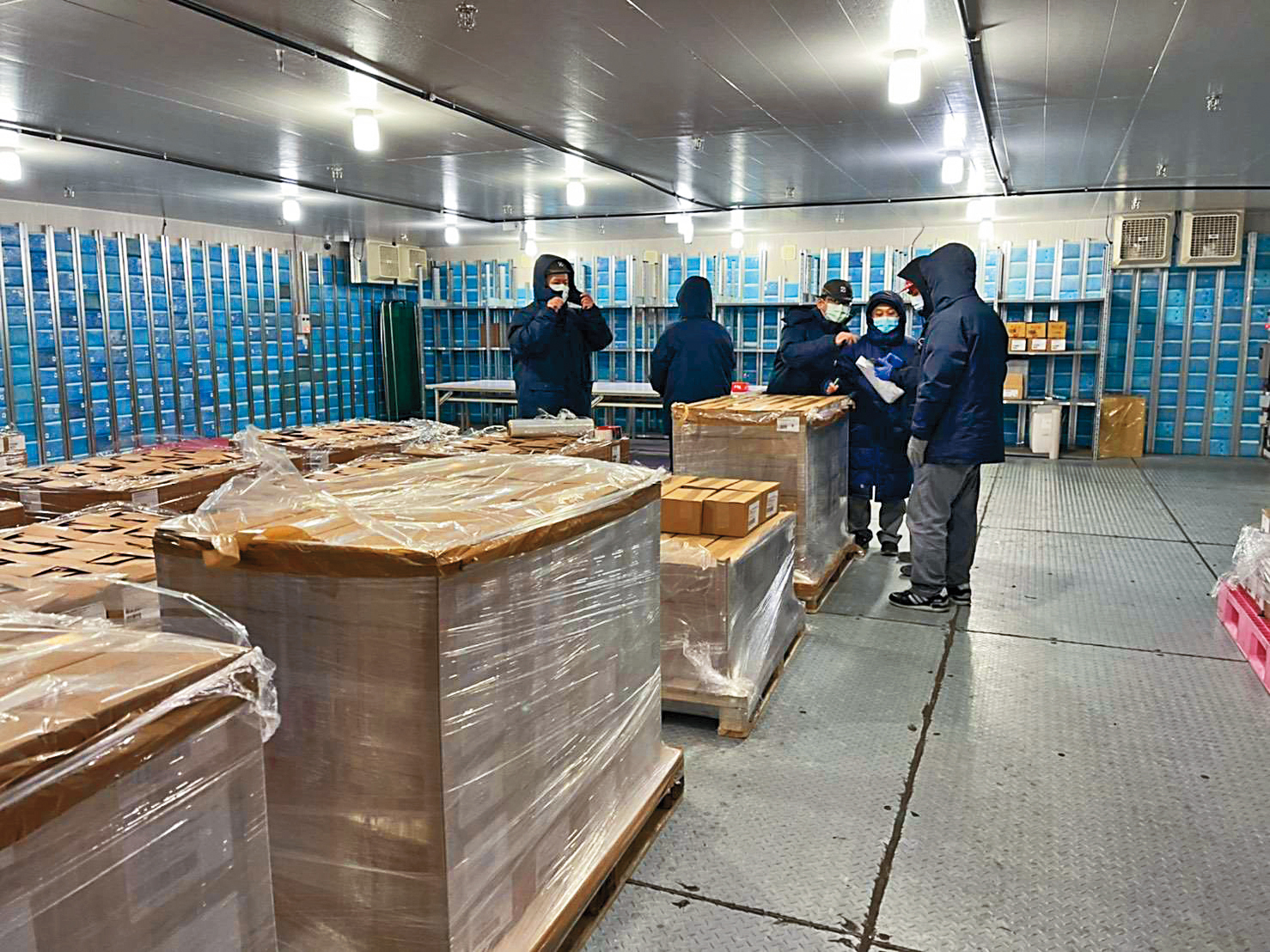 COVID-19疫苗送抵裕利醫藥，由食藥署人員進行抽樣檢驗、封緘。（裕利醫藥提供）