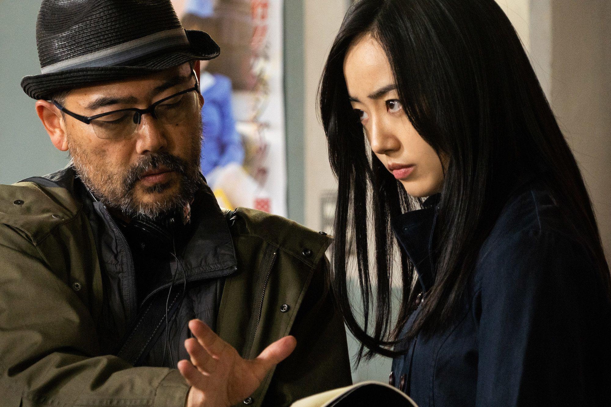 武正晴（左）擔任《AV帝王》兩季的總導演，對森田望智的演出讚譽有加。（翻攝自BuzzFeed）