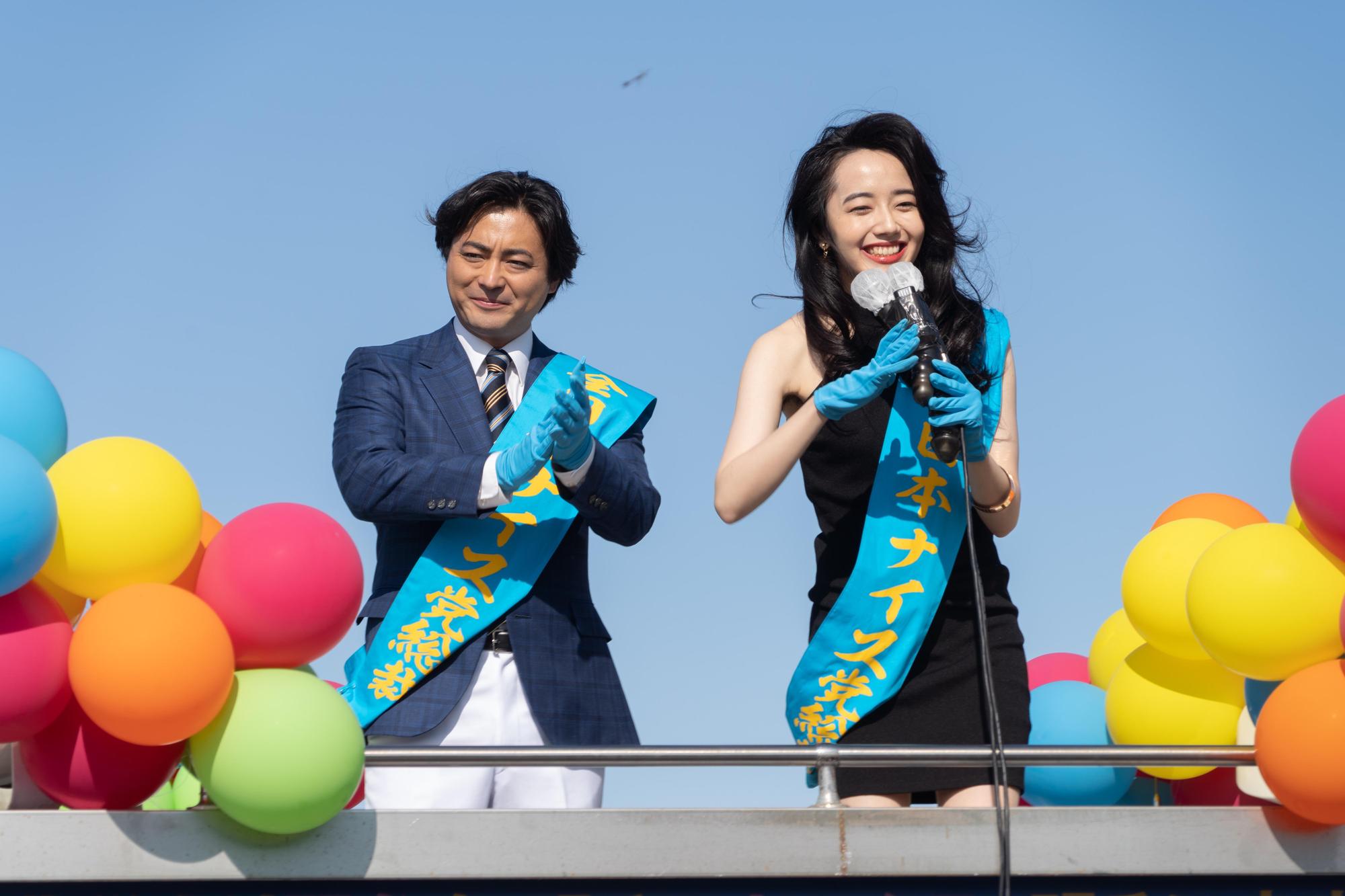 森田望智(右)在《AV帝王 第2季》演技再升級,將黑木香一角的心境變化完美展現,獲得極高評價。(Netflix提供)