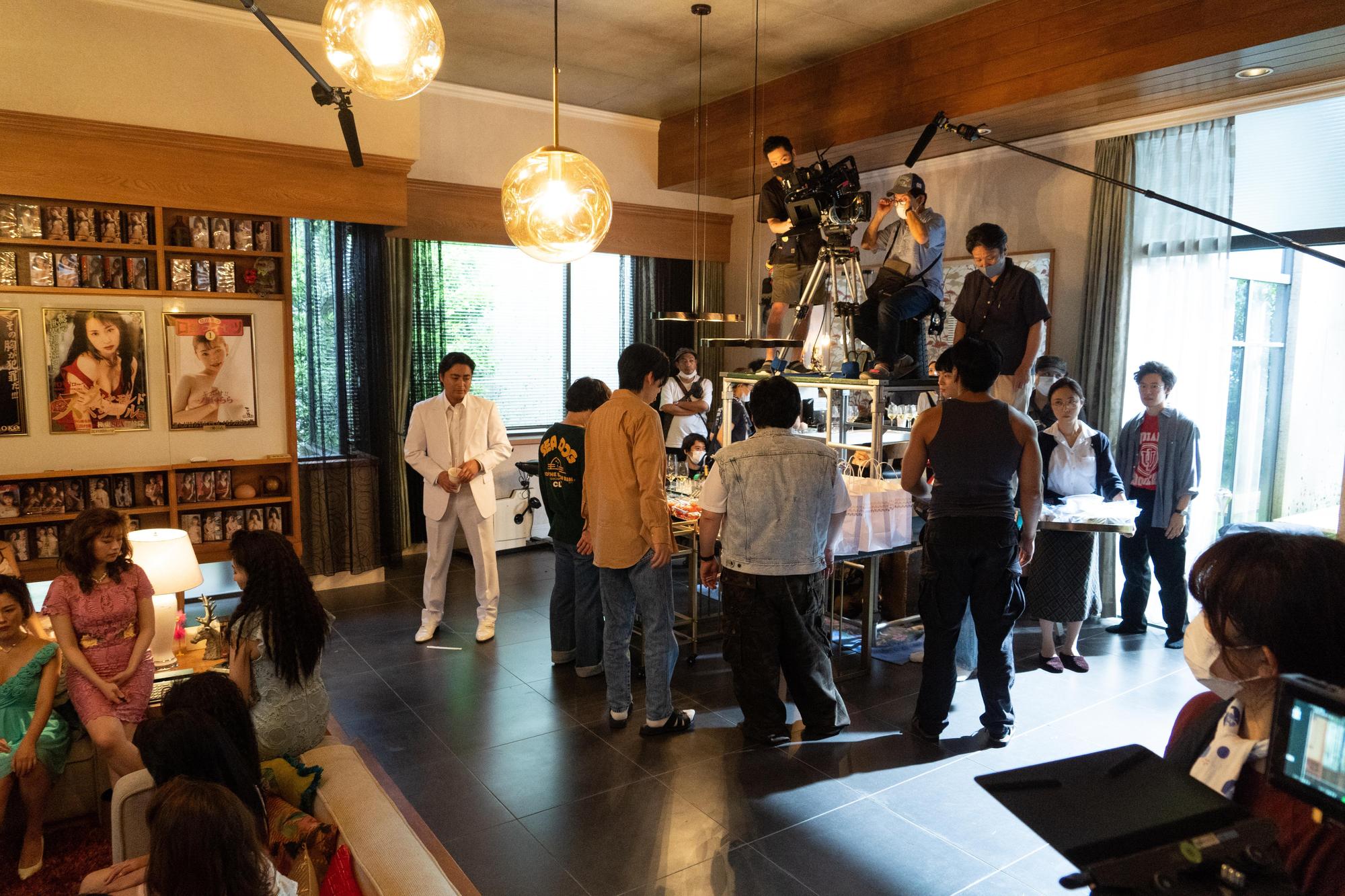 《AV帝王 第2季》主場景「鑽石影業」 靠搭景完成,第2季的拍攝也因疫情影響,將許多外景拉回攝影棚。(Netflix提供)