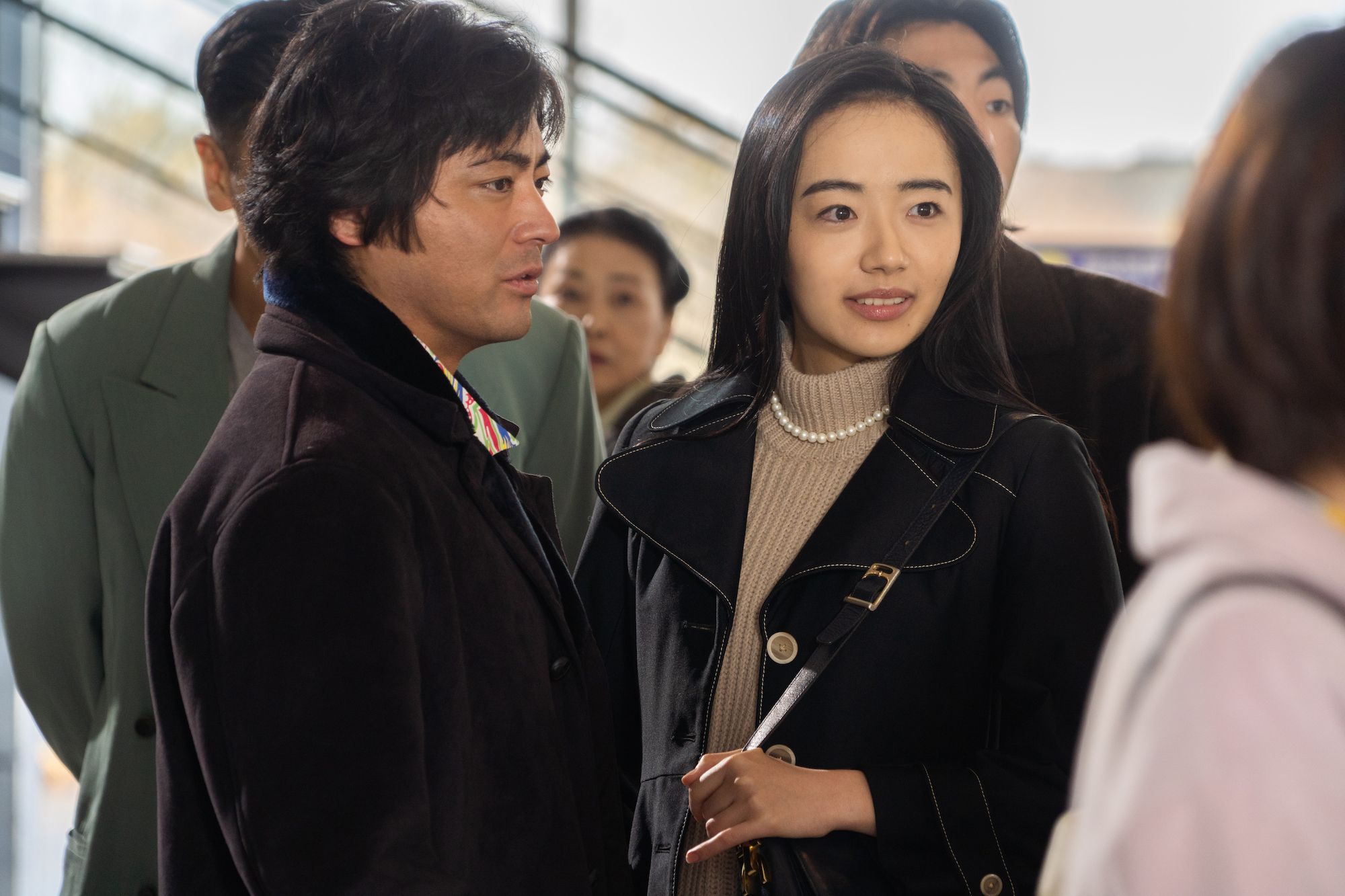 山田孝之（左）利用自己的經驗幫助森田望智更能投入角色，讓她相當感謝。（Netflix提供）