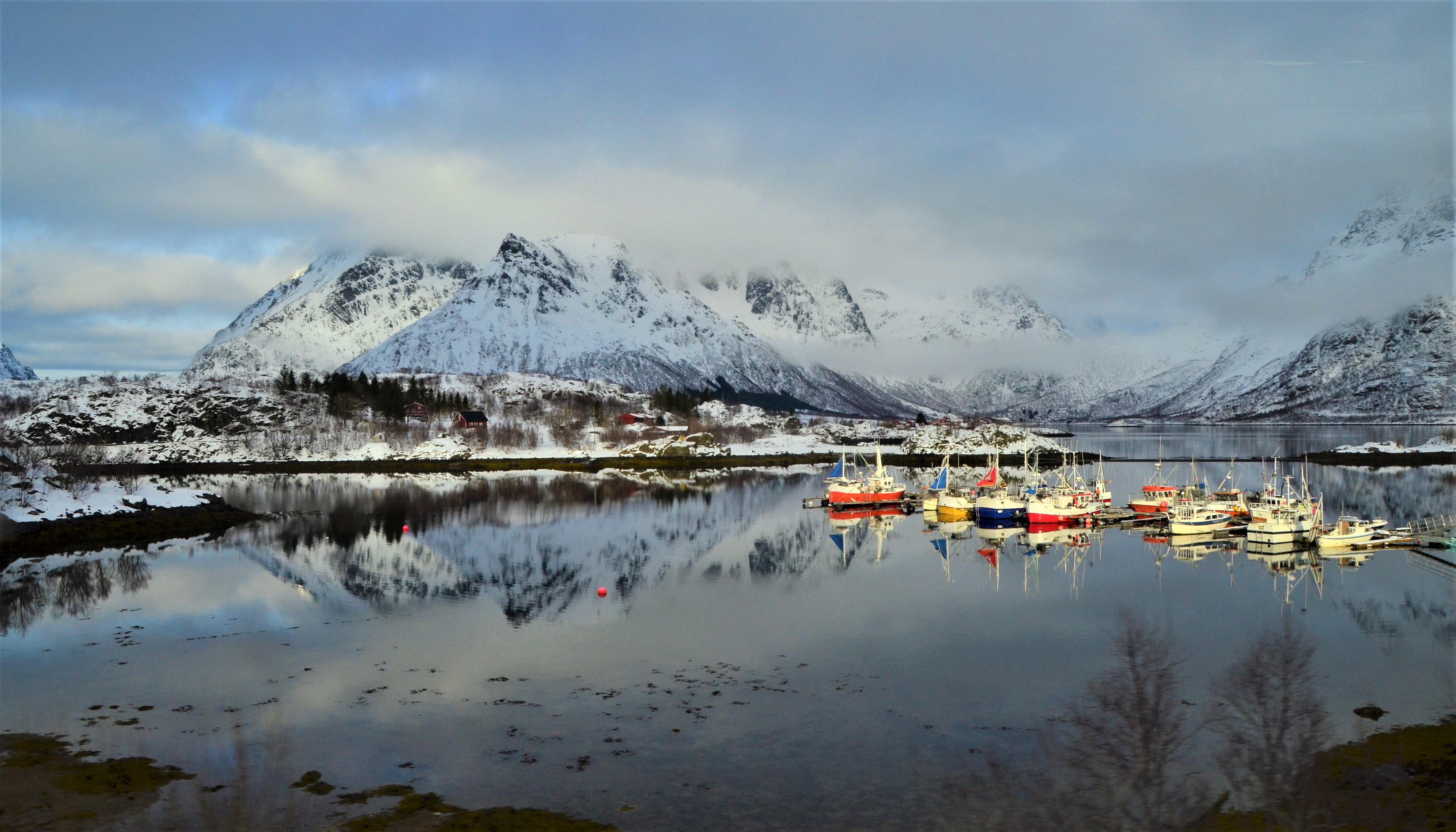 挪威羅弗敦群島峽灣內風景如畫。