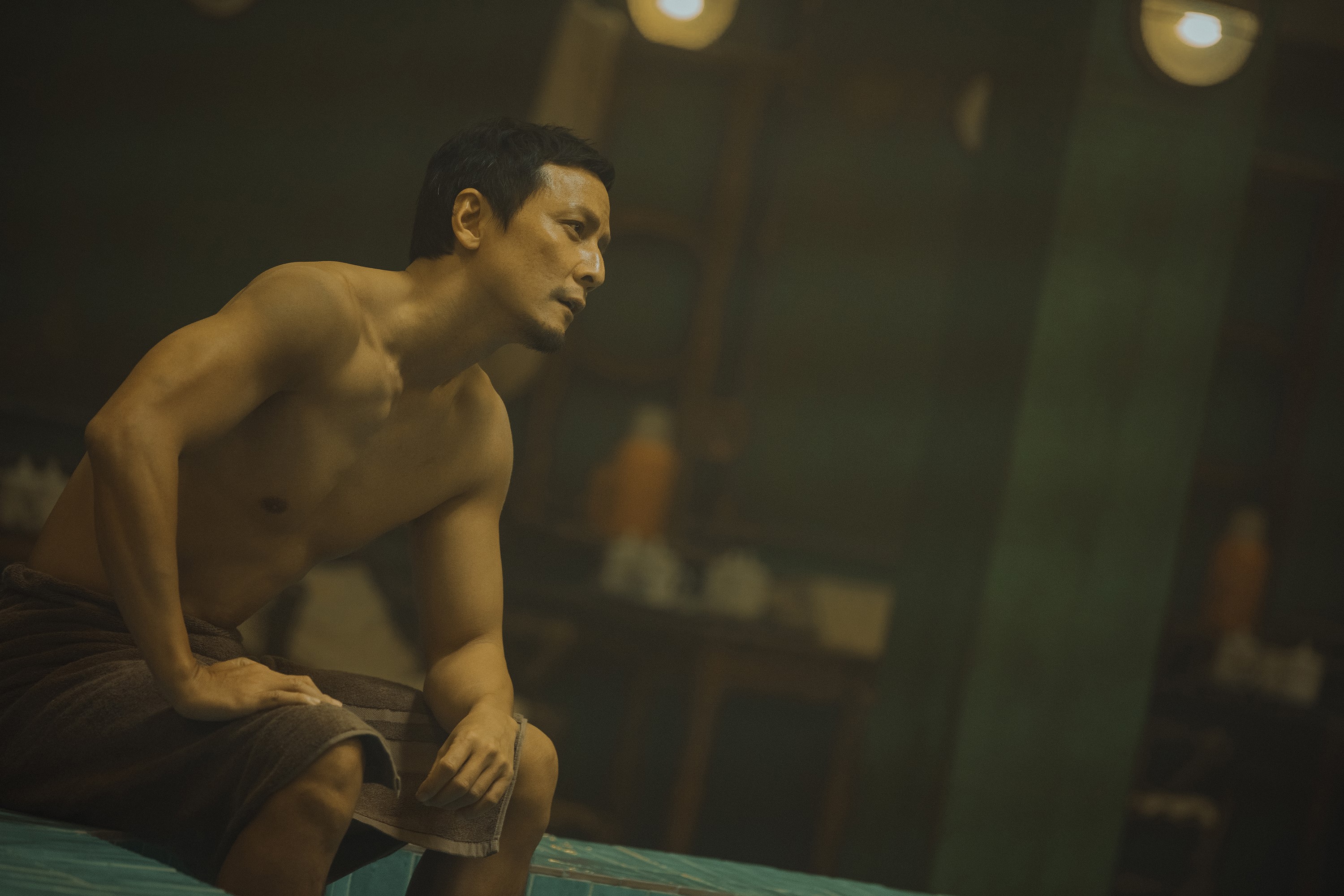 吳彥祖儘管不需特別為電影練壯，但平時就保有精壯肌肉的他，上衣一脫就是養眼鏡頭。（華映）