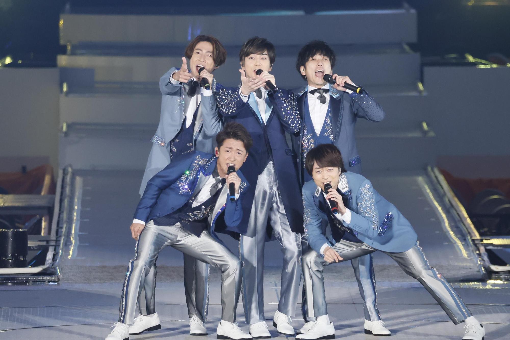 「嵐」去年底結束線上演唱會後休團,隊長大野智(前排左)回歸平凡人生活。(翻攝自嵐Twitter)