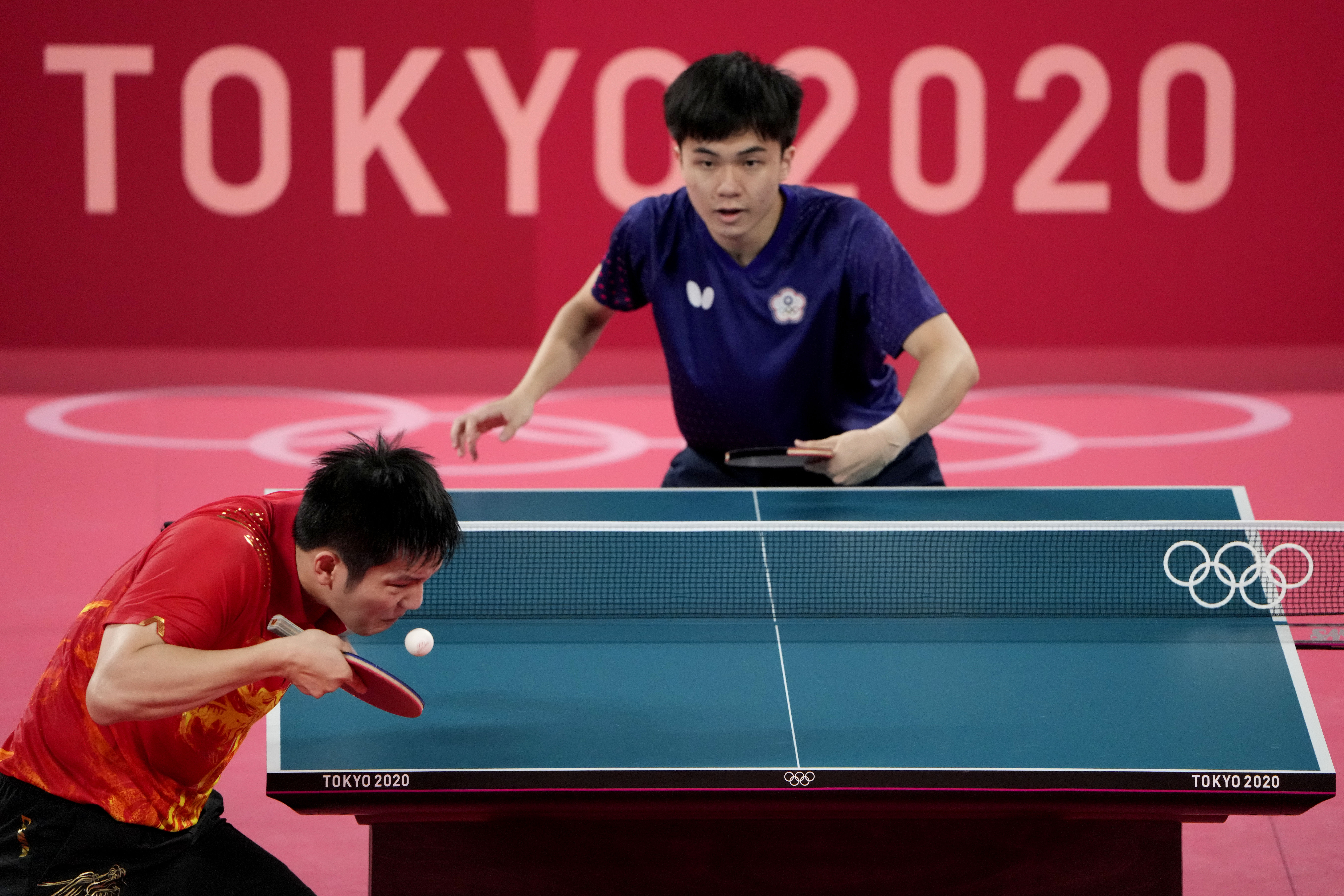 中國世界球王樊振東（左）在4強賽中驚險勝出，大讚台灣好手林昀儒（右）發揮得很好。（東方IC）