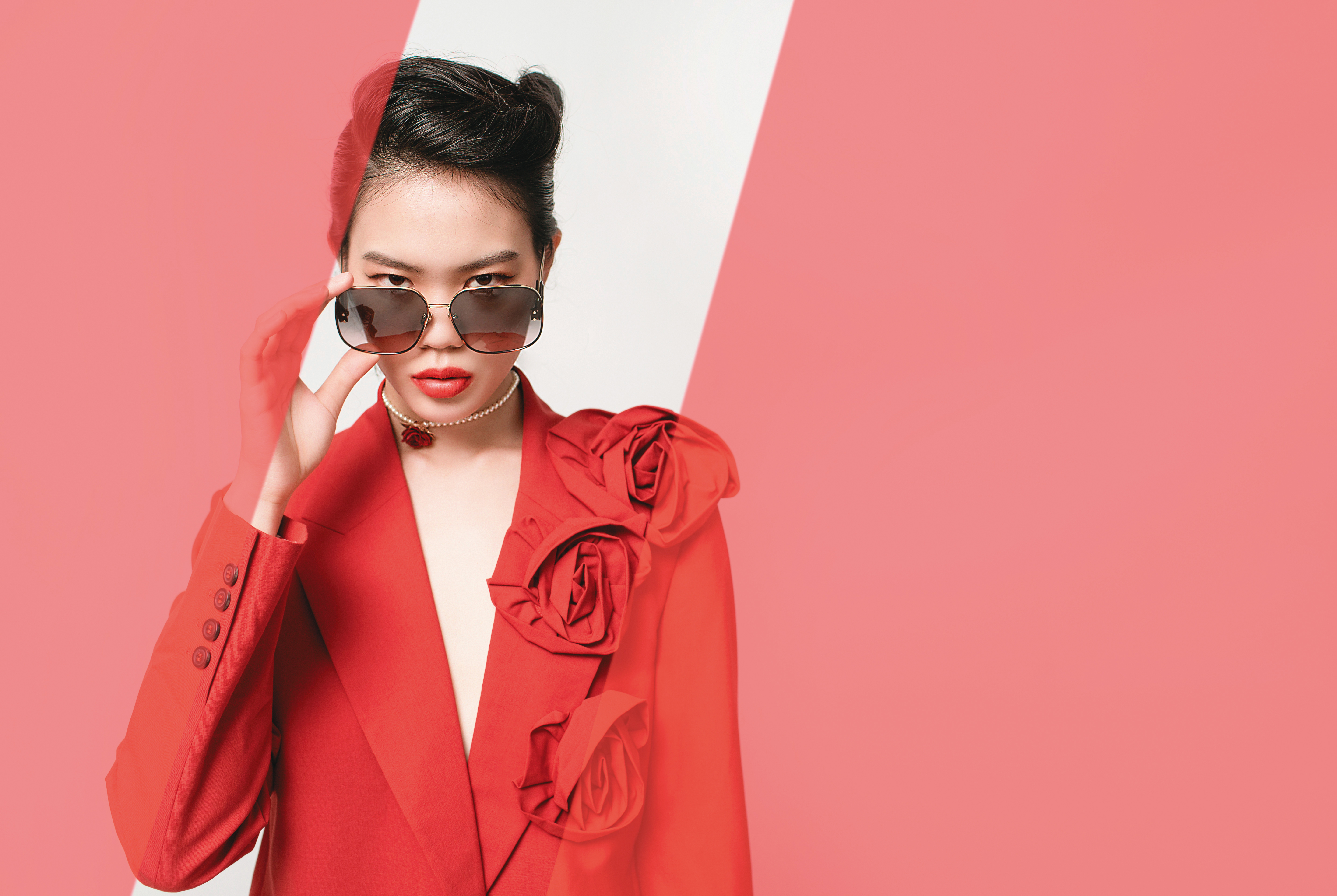 Rose Blossom立體玫瑰裝飾西裝外套 NT$142,000 by VALENTINO DiorBobby S1U金色方框與玳瑁鏡架墨鏡 NT$17,700 by DIOR Dream珍珠與紅玫瑰金色項鍊 NT$38,000 by DIOR