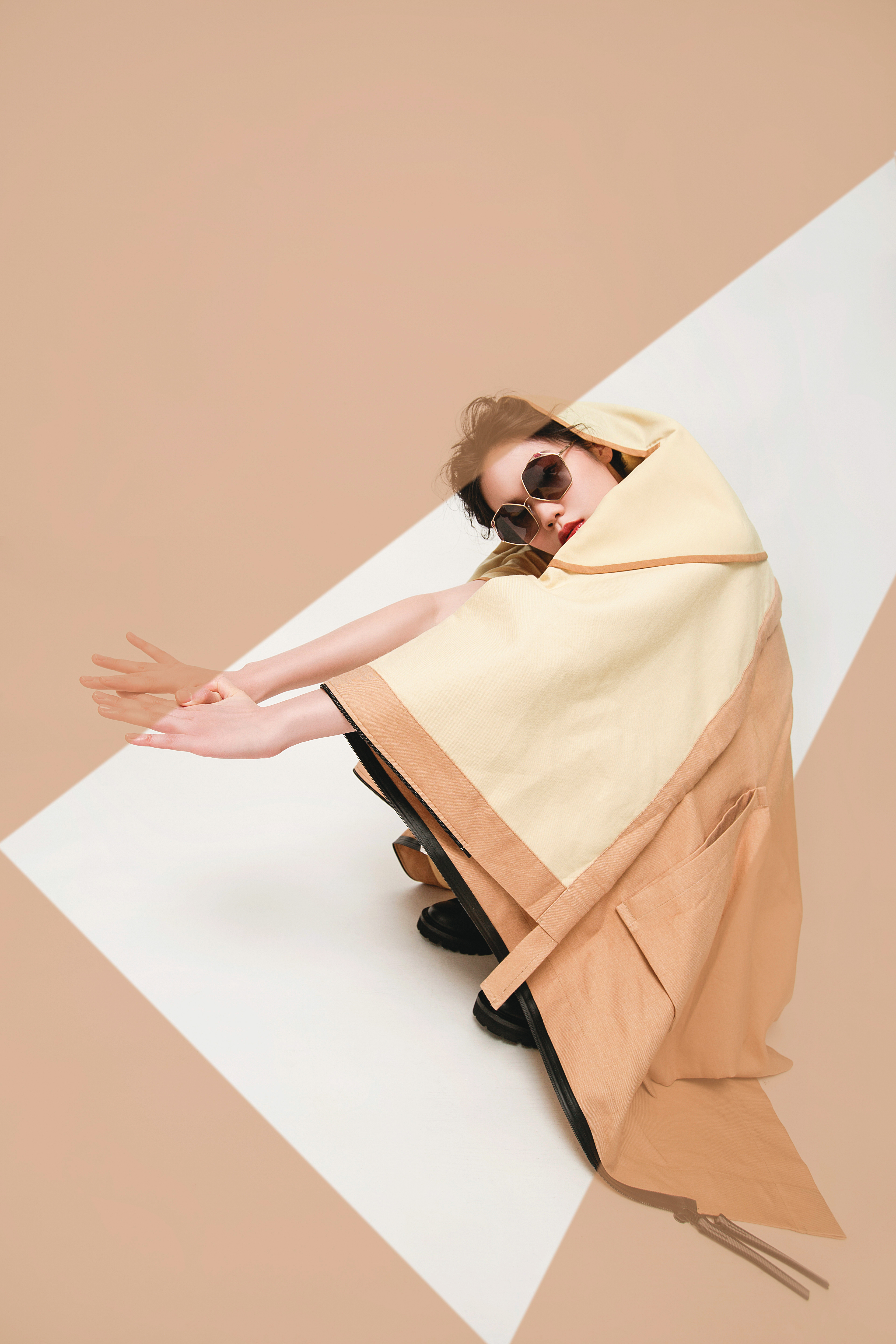  蝶蛹鍊式洋裝 NT$40,800 by 132 5. ISSEY MIYAKE B-Chain系列登山造型靴 價格店洽by BALLY Serpenti幾何形金屬太陽眼鏡 NT$23,100 by BVLGARI