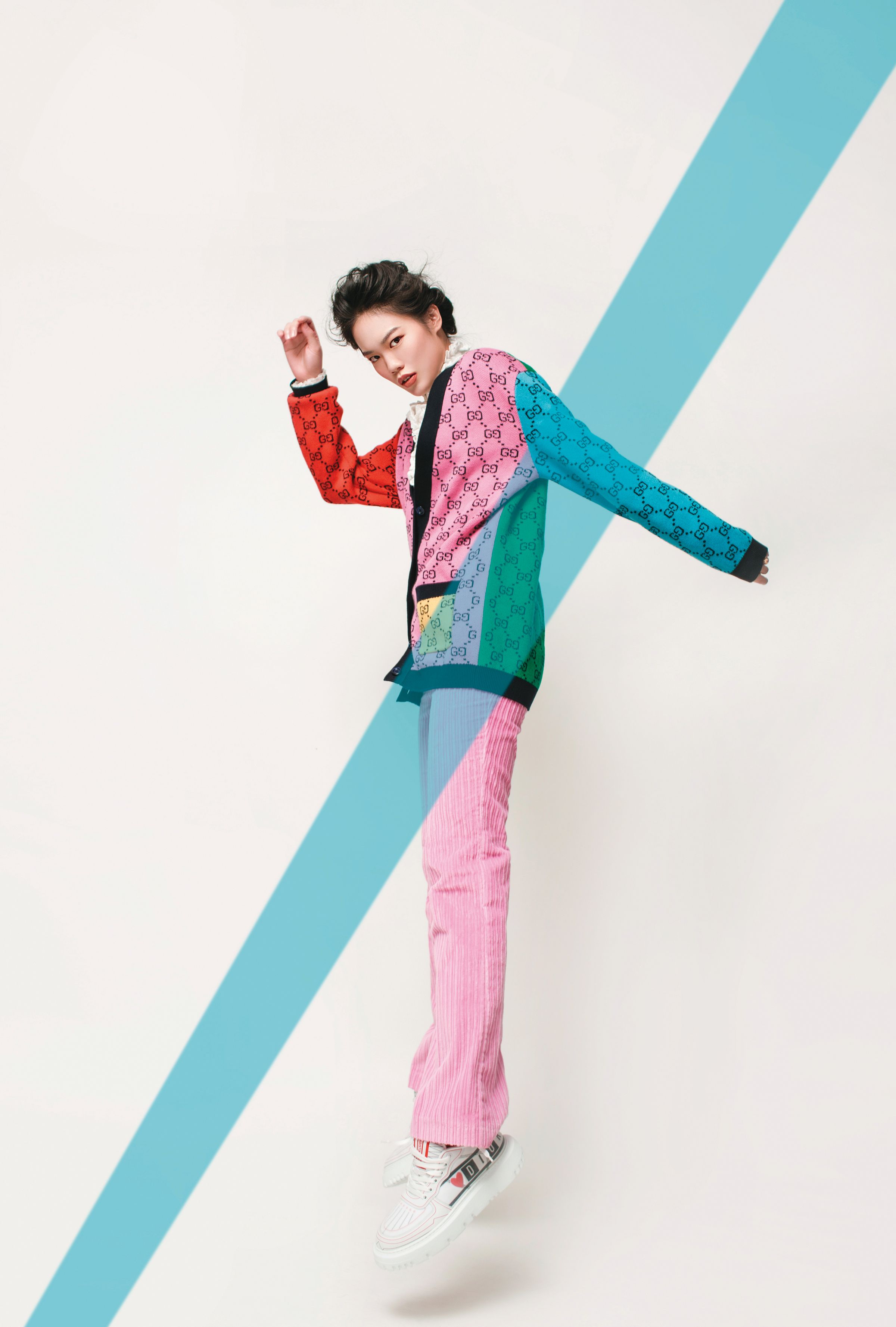 GG Multicolor棉毛開襟外套 NT$52,600 by GUCCI 蕾絲長袖荷葉領襯衫 NT$66,500 by GUCCI 牡丹色法蘭絨長褲 NT$13,600 by LONGCHAMP Addict運動鞋 NT$35,000 by DIOR Dream粉色水晶金色戒指 NT$15,000 by DIOR