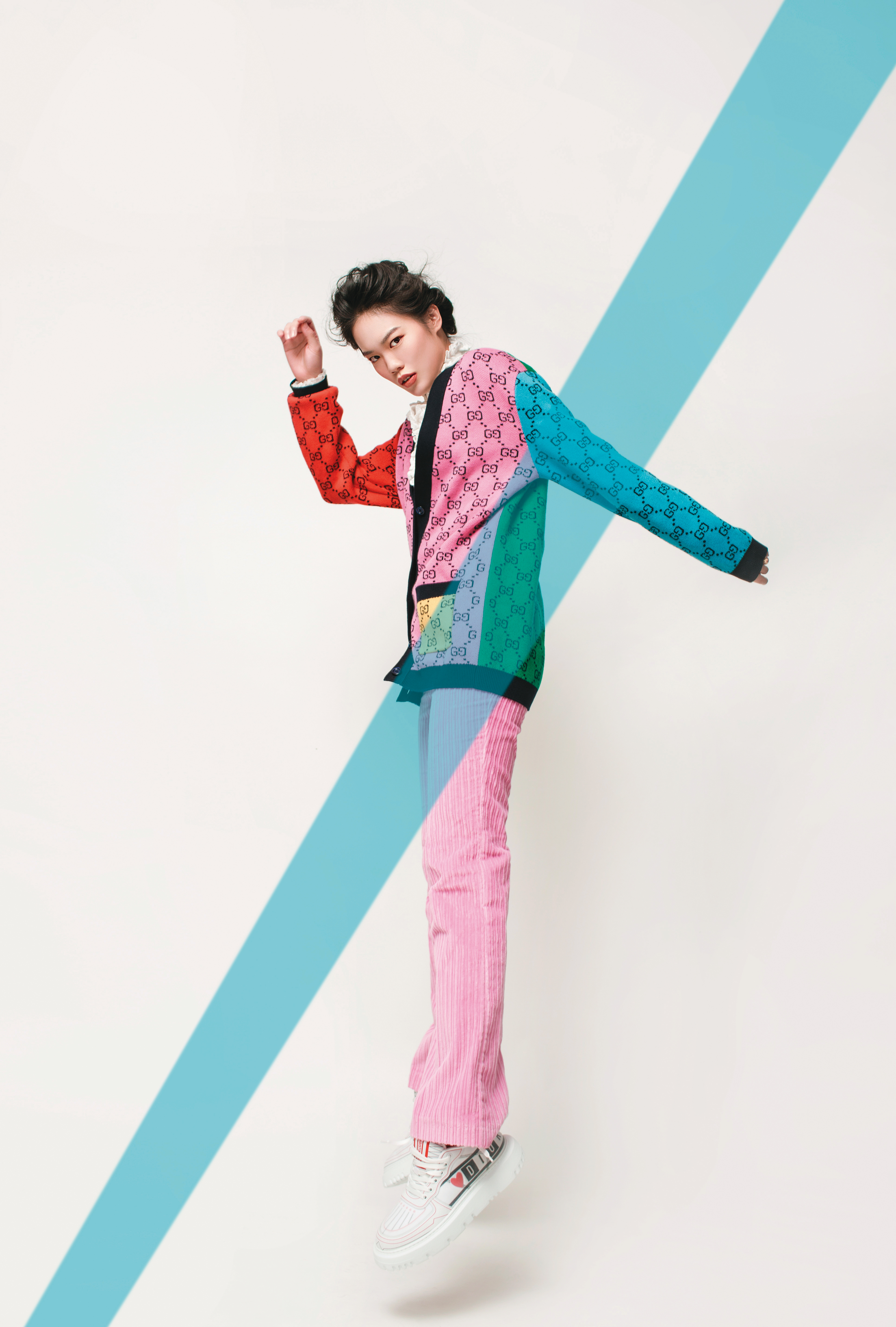 GG Multicolor棉毛開襟外套 NT$52,600 by GUCCI 蕾絲長袖荷葉領襯衫 NT$66,500 by GUCCI 牡丹色法蘭絨長褲 NT$13,600 by LONGCHAMP Addict運動鞋 NT$35,000 by DIOR Dream粉色水晶金色戒指 NT$15,000 by DIOR