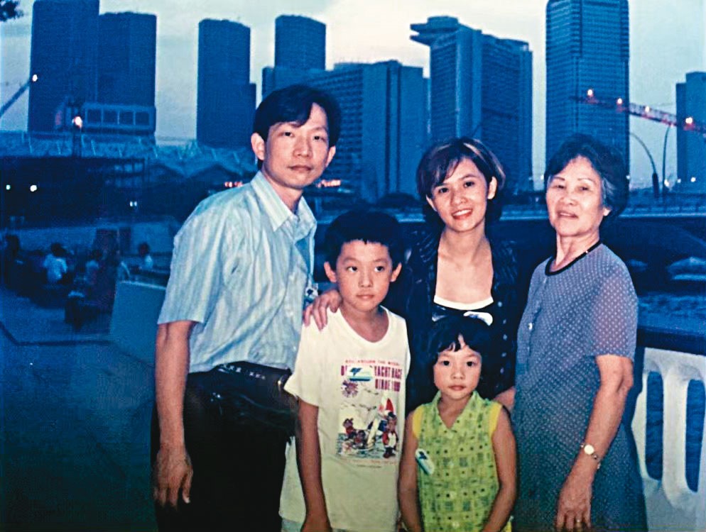 阿滴（左2）小學6年都在新加坡念書，每有長假滴爸滴媽便會前去探望。（阿滴提供）