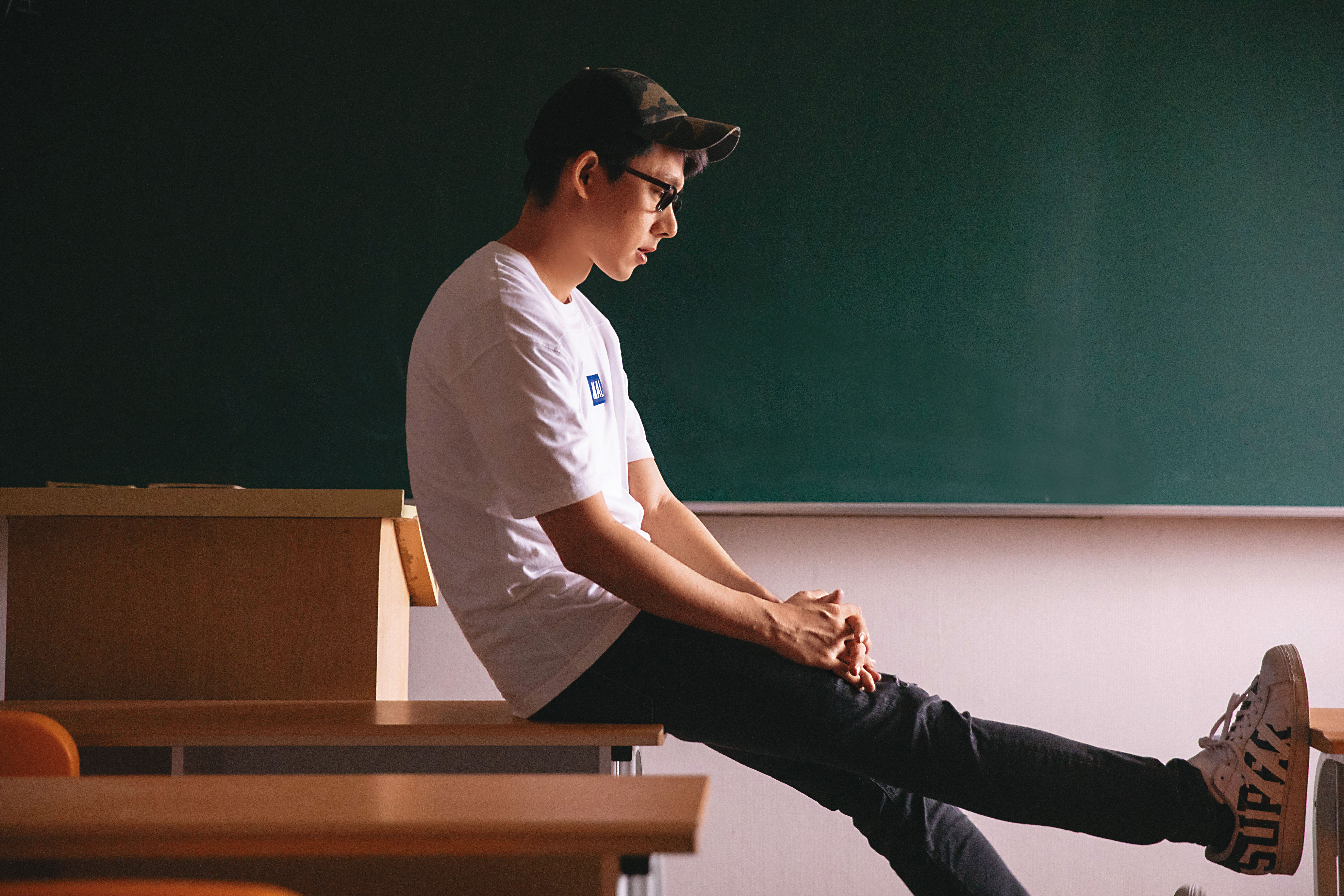 因為疫情緣故，阿滴合資經營的補習班已全部改線上課程，實體教室的租約亦暫時停止。