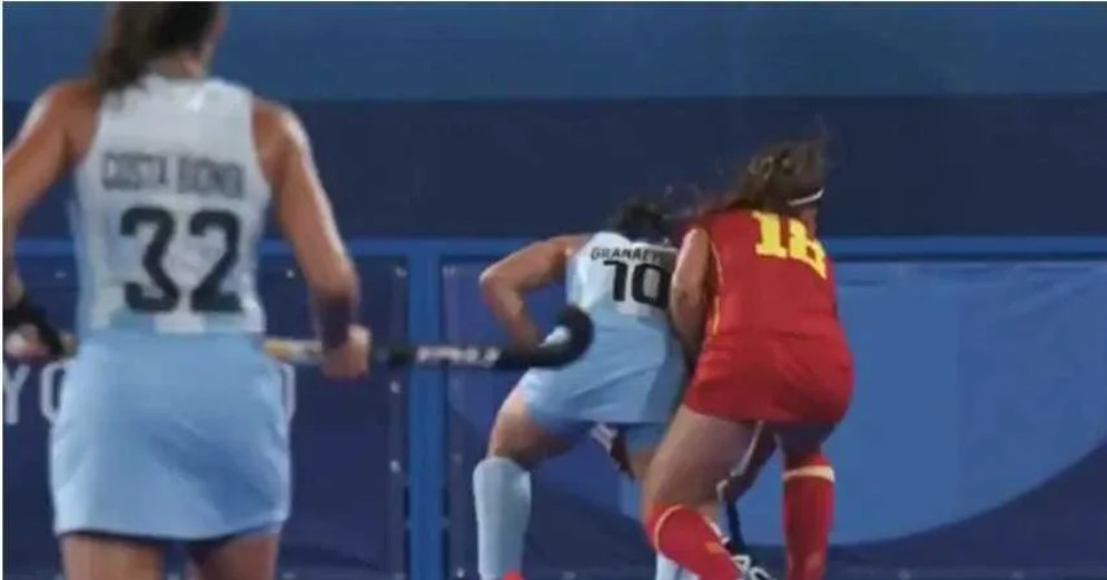 東奧轉播突然特寫拍攝一隻大蟑螂，令全球網友費解。（翻攝man推特）