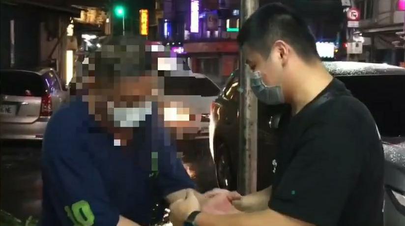 警方在4小時後在泰山地區攔下吳嫌，他自稱曾男並非小王，但因為「誰叫他來擋我！我要找是我老婆」將曾男殺害。（警方提供）