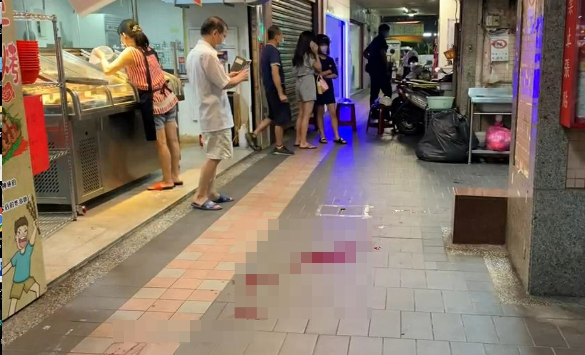 曾男被刺殺後，左腹部臟器外露現場血跡斑斑，經緊急送醫仍在昨晚間7時許不幸身亡。（警方提供）