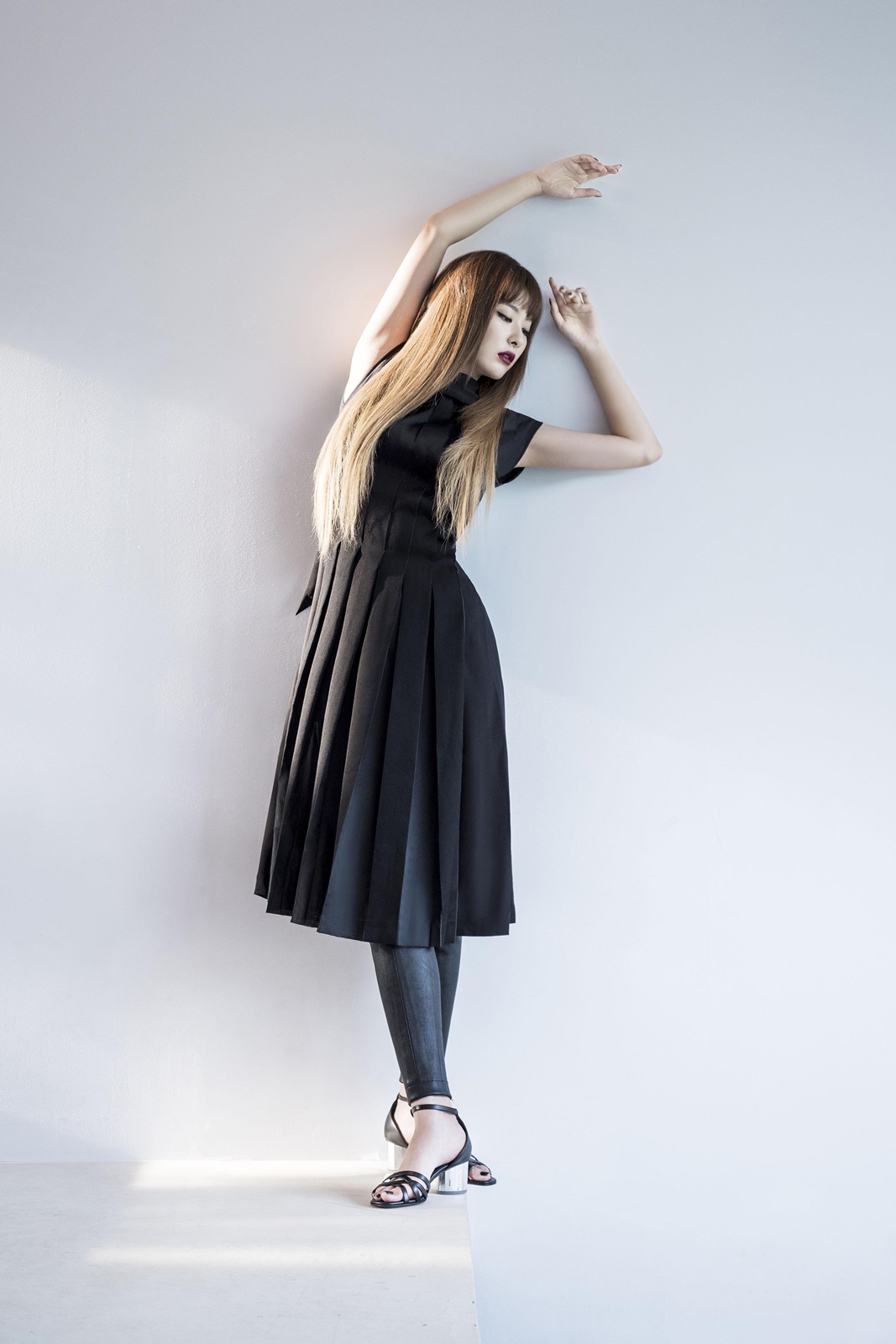 擺出跳舞動作的Seulgi，完全展現她的好身材比例。（Salvatore Ferragamo提供）