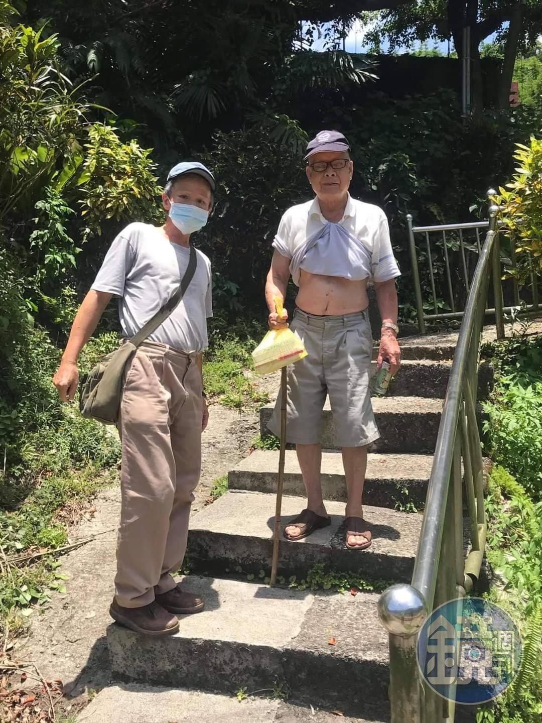 志工要爬230階的階梯送餐,讓光復里內老人才有熱騰騰的便當可以享用。(讀者提供)