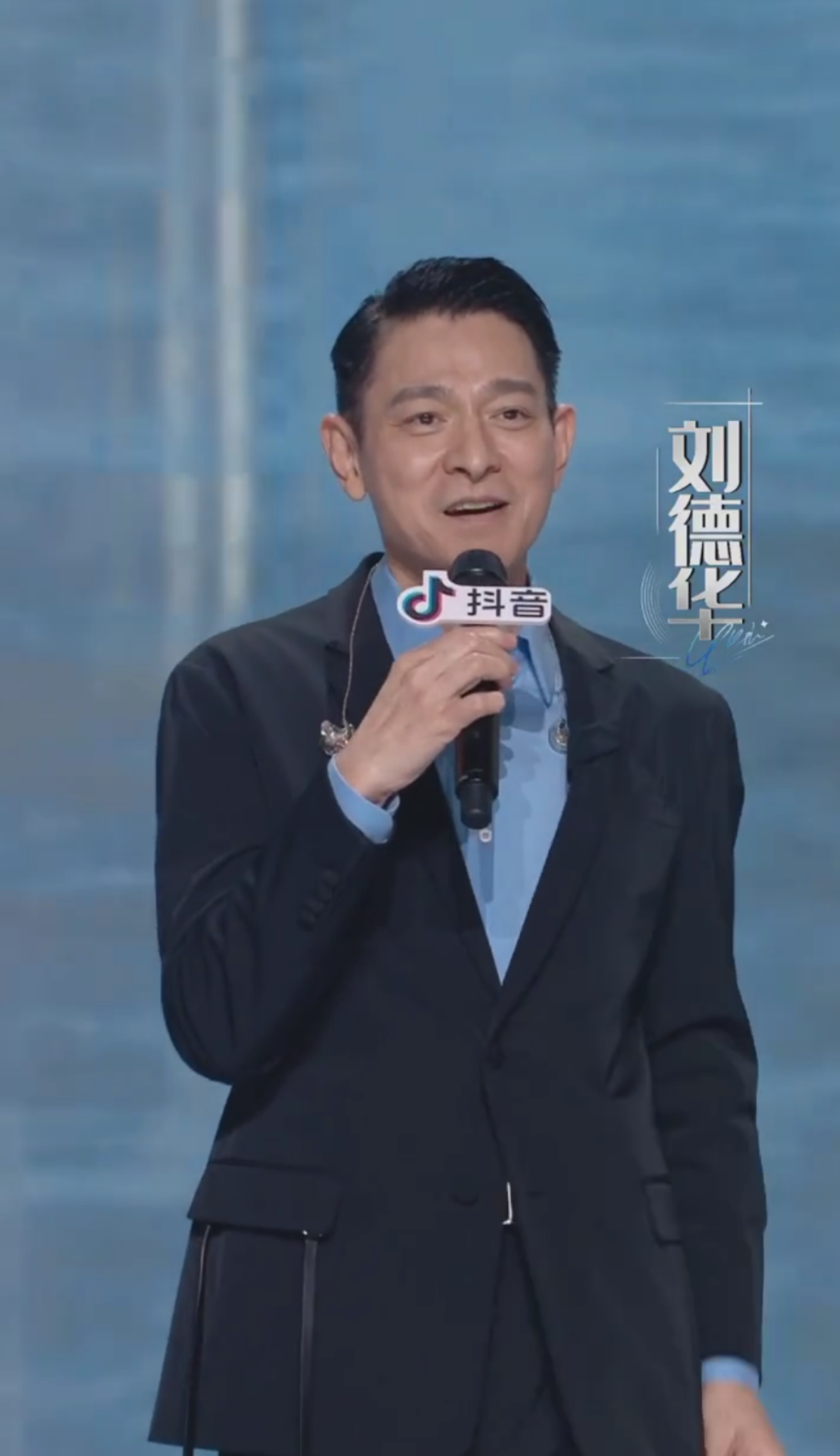 儘管已快60歲，劉德華仍保持極佳狀態，不愧是「華神」。（微博圖片）