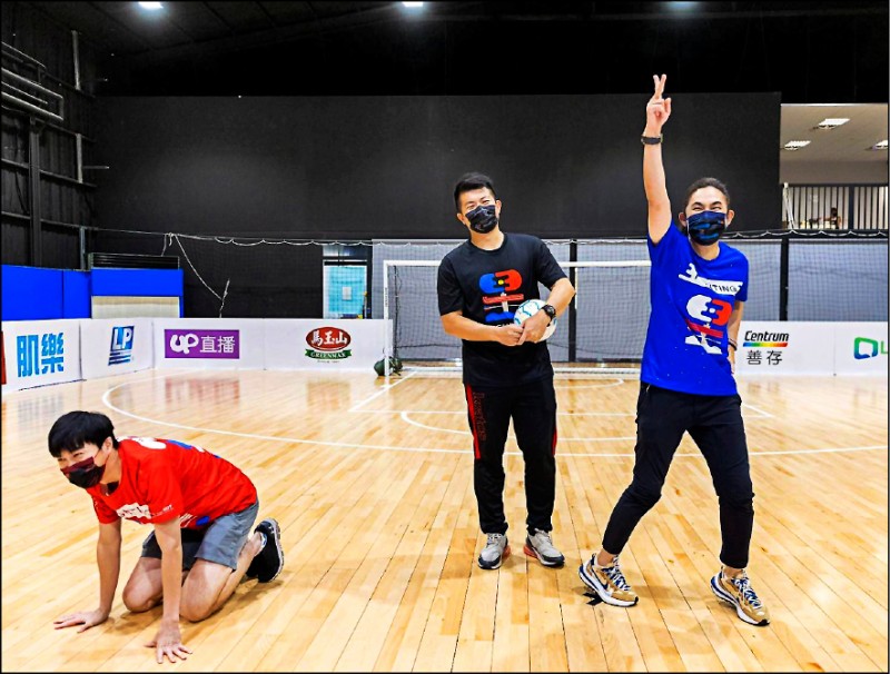 兩隊領隊江宏傑、錢薇娟復工相當興奮又開心。（三立提供）