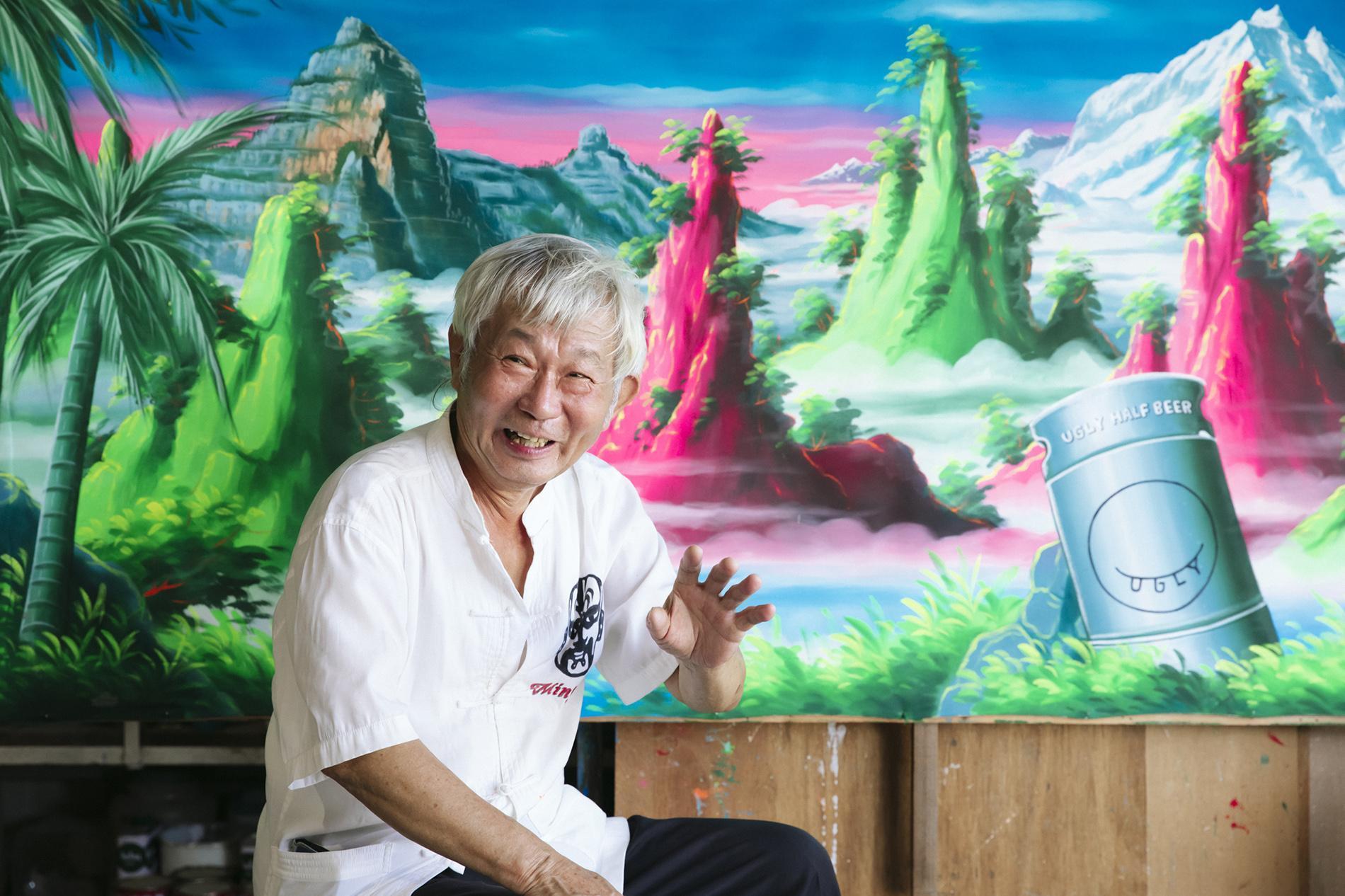 陳明山老師是唯一跨足布袋戲、醮壇與廣告彩繪的畫師，也是布袋戲一代宗師黃海岱、黃俊雄戲團的專任佈景彩繪師。（酉鬼啤酒提供）