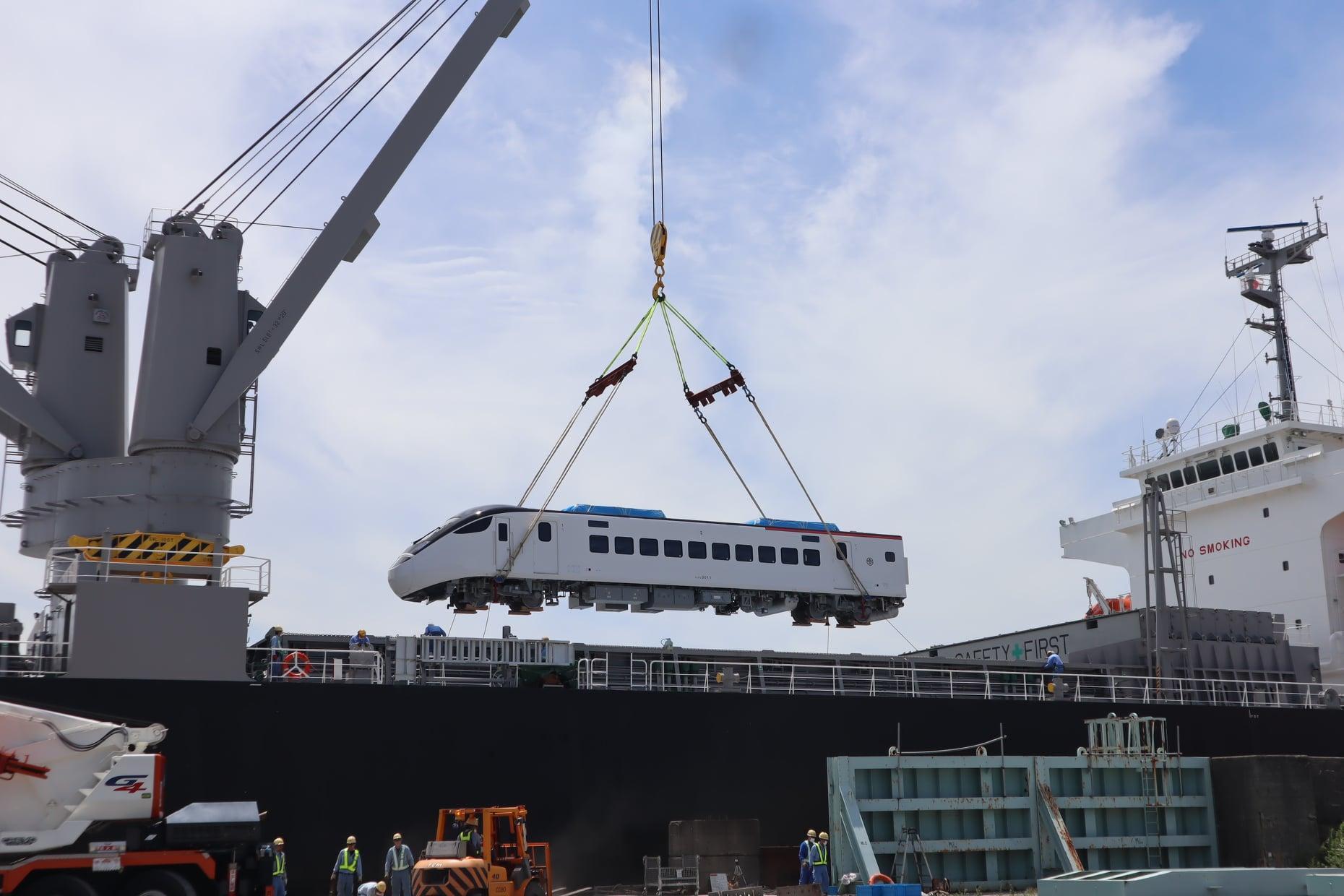 台鐵首批EMU3000型列車26日從日本出發，今（30）日上午抵台。（台鐵局提供）