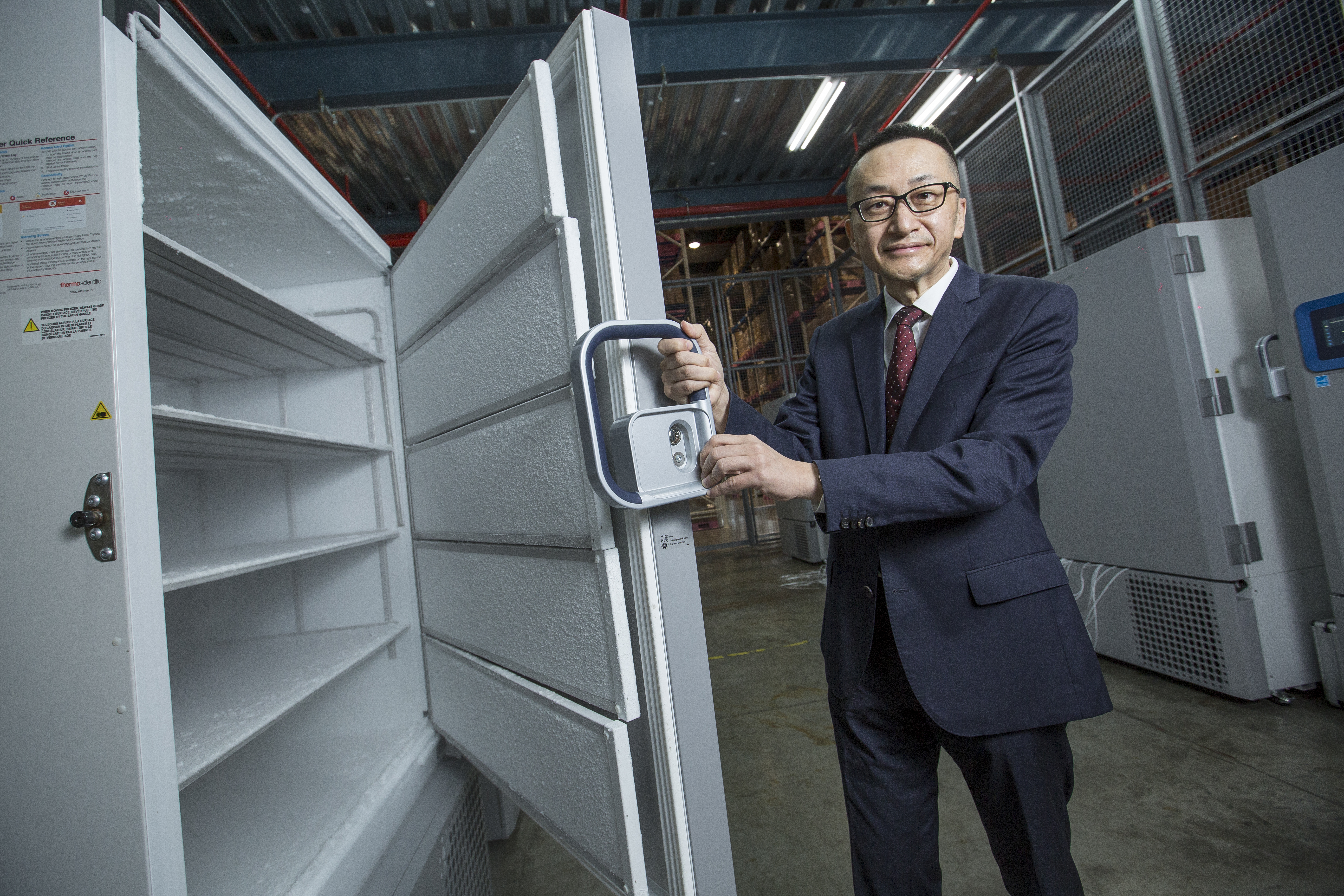 周志鴻去年開始部署COVID-19疫苗冷鏈，如BNT疫苗需存放在攝氏零下80度的極低溫冷凍庫。