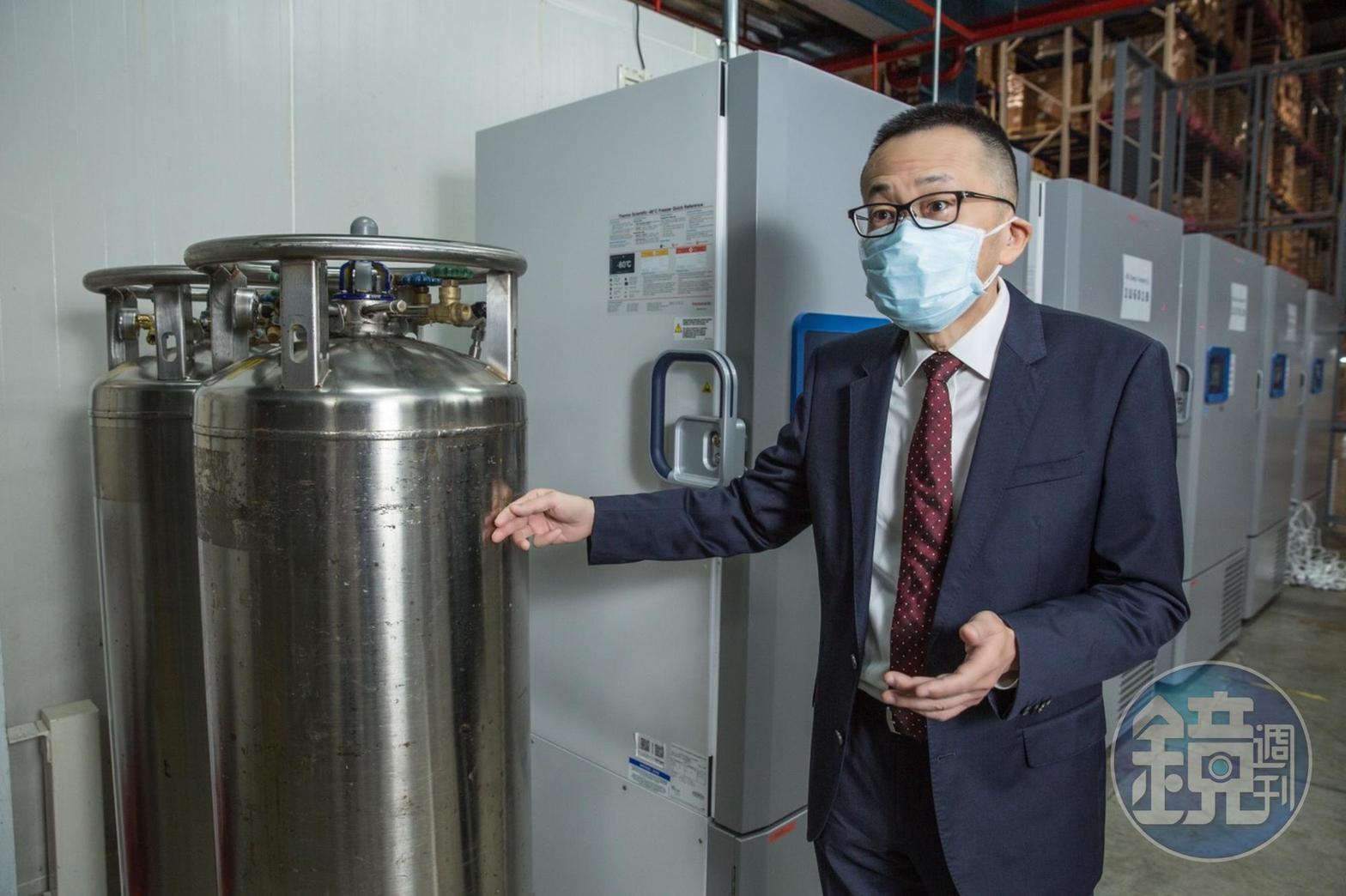 為了避免停電導致疫苗變質，周志鴻指出，物流中心內備有2套柴油發電機與液態氮，可做到三重保溫。