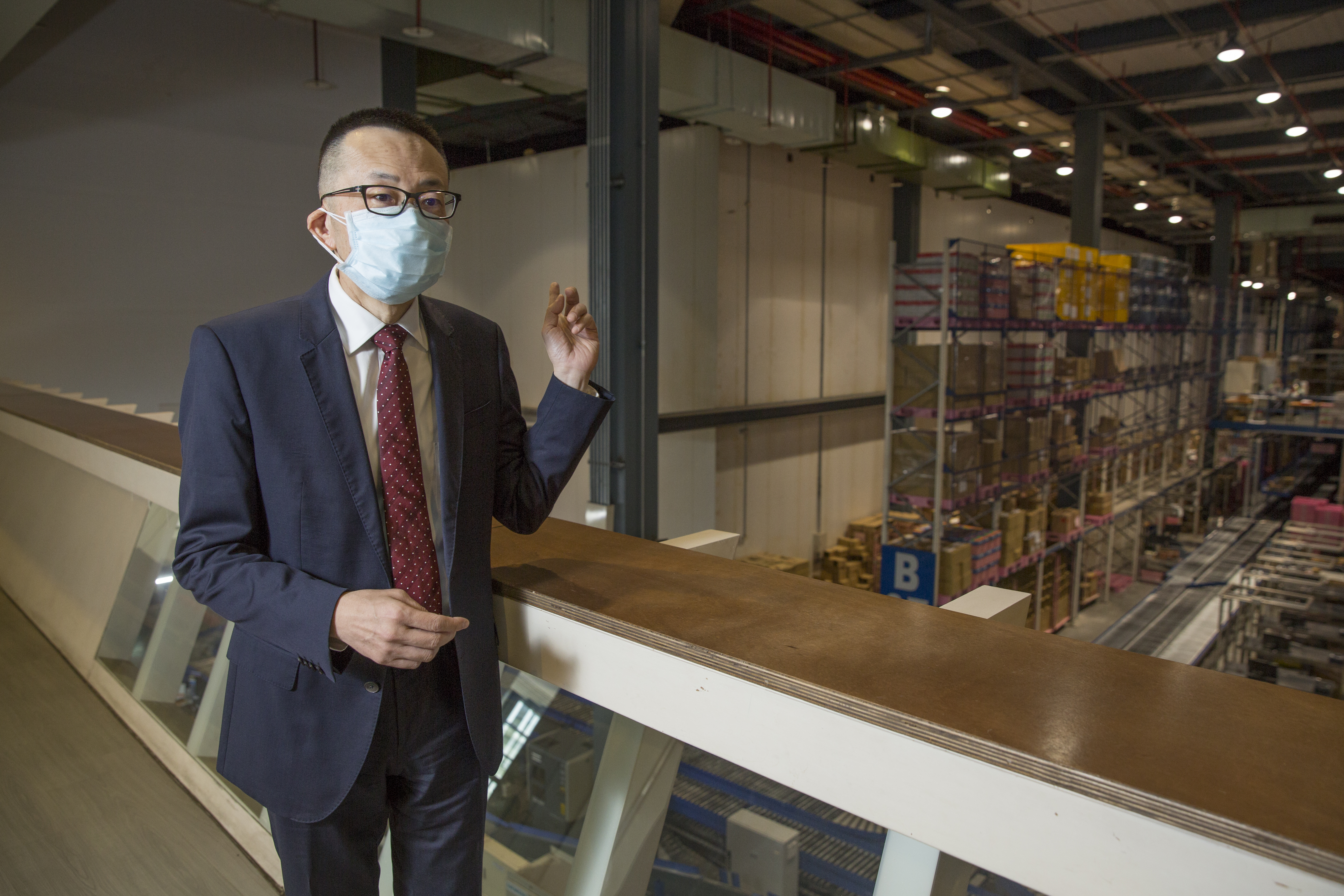 周志鴻背後的巨型冷凍庫，可維持攝氏2至8度的低溫，他形容，「這就像是一座超大型的冰箱。」