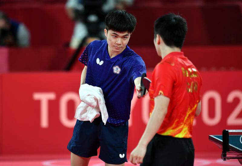 中國世界球王樊振東（右）在4強賽中驚險勝出，大讚台灣好手林昀儒（左）發揮得很好。（體育署提供）