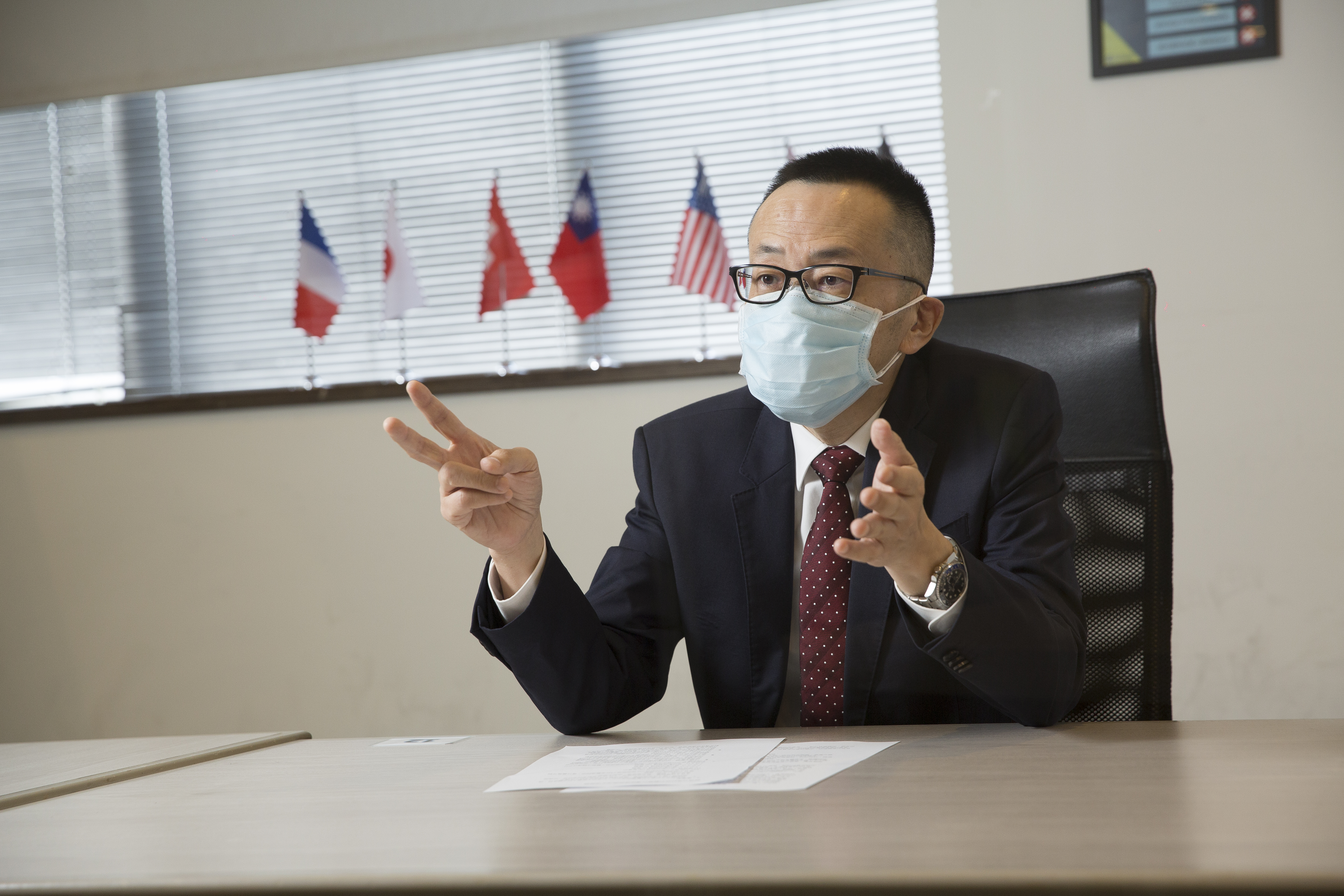 周志鴻大學畢業的第一份工作，是在台灣廣告市場分析部（台灣電通前身）做市場調查計畫。