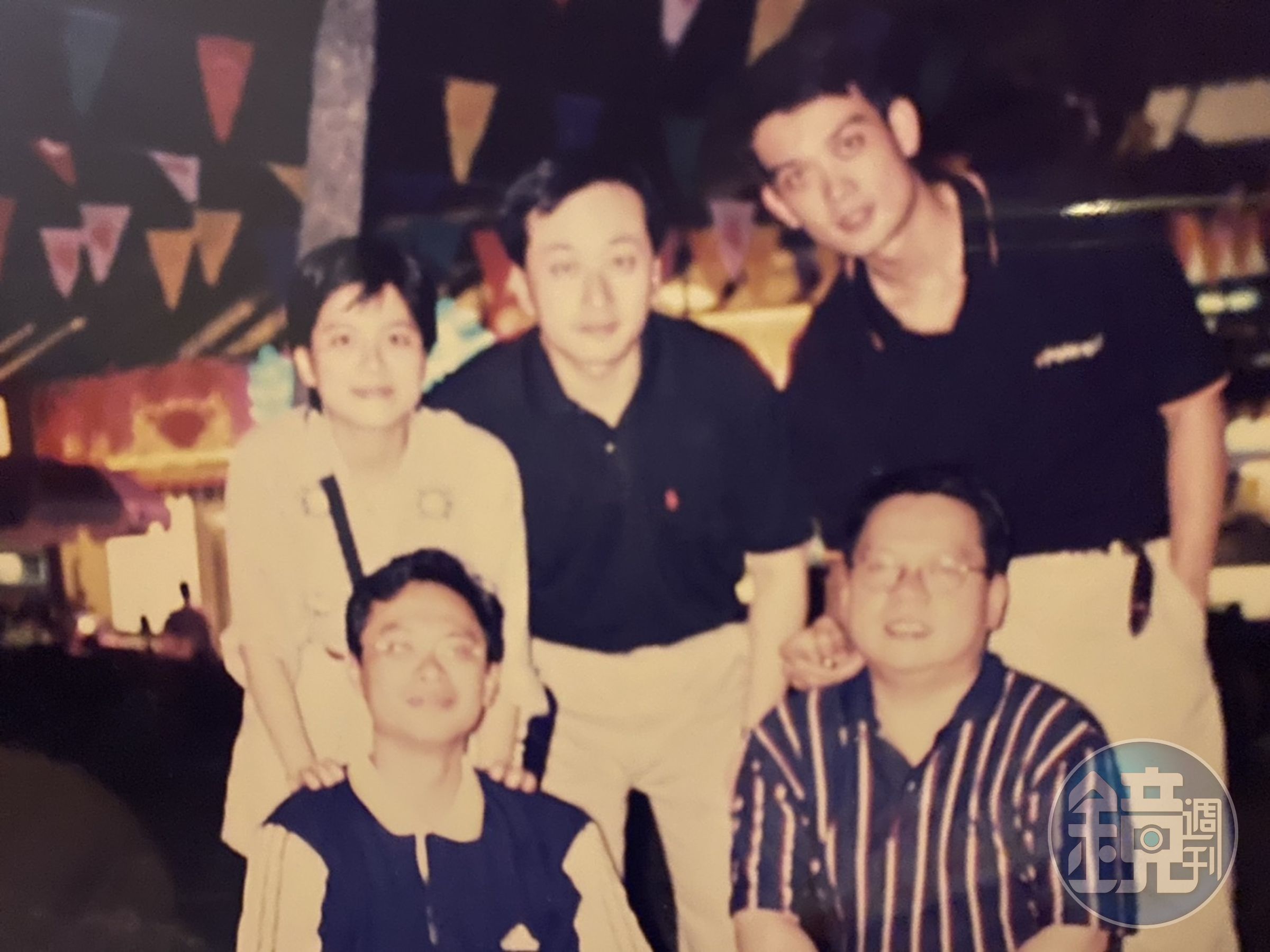 2001年，周志鴻（後排中）成為惠氏藥廠台灣分公司總經理。（周志鴻提供）