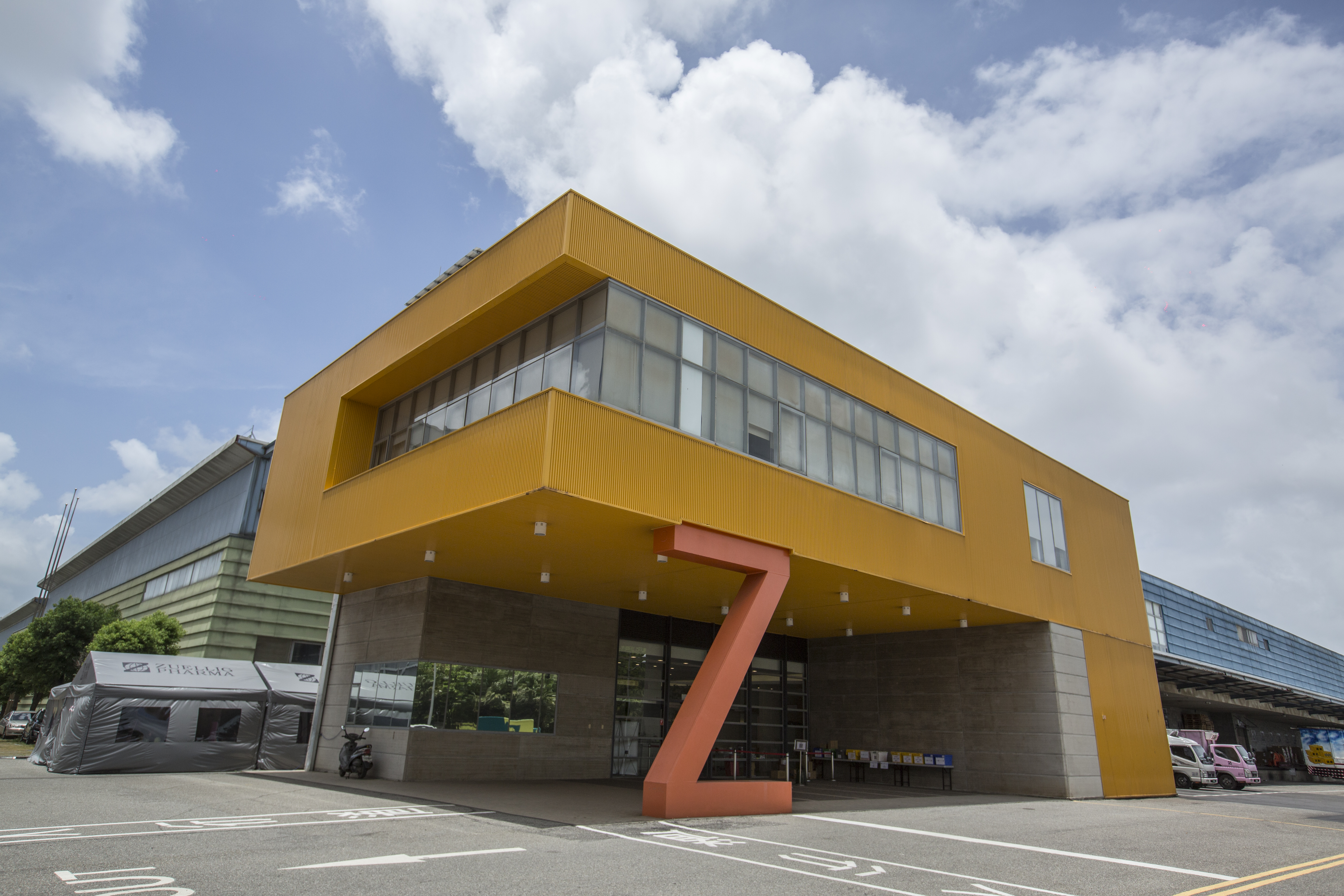 裕利醫藥的台灣分公司為集團內營業額之冠，近期又發展病患照護及臨床實驗等服務。