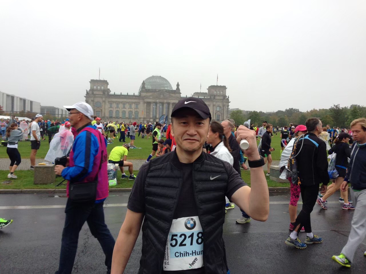 50歲那年，裕利醫藥台灣董事總經理周志鴻開始練跑，4年內順利集滿全球六大馬拉松。（周志鴻提供）