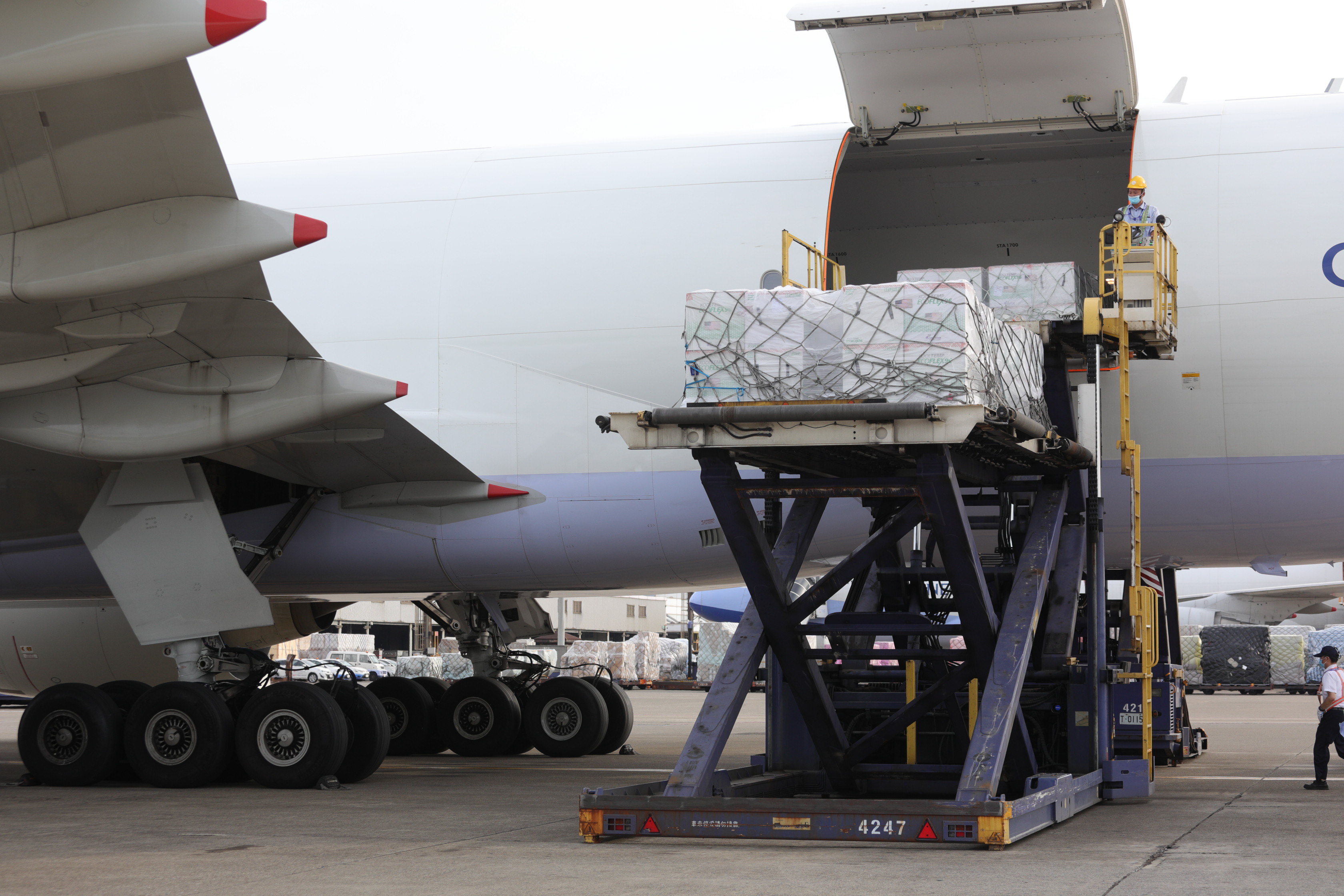 5月中，一場本土疫情，讓COVID-19疫苗瞬間成了街頭巷尾最關心的話題。圖為美國贈送250萬劑莫德納疫苗抵台。（衛福部提供）