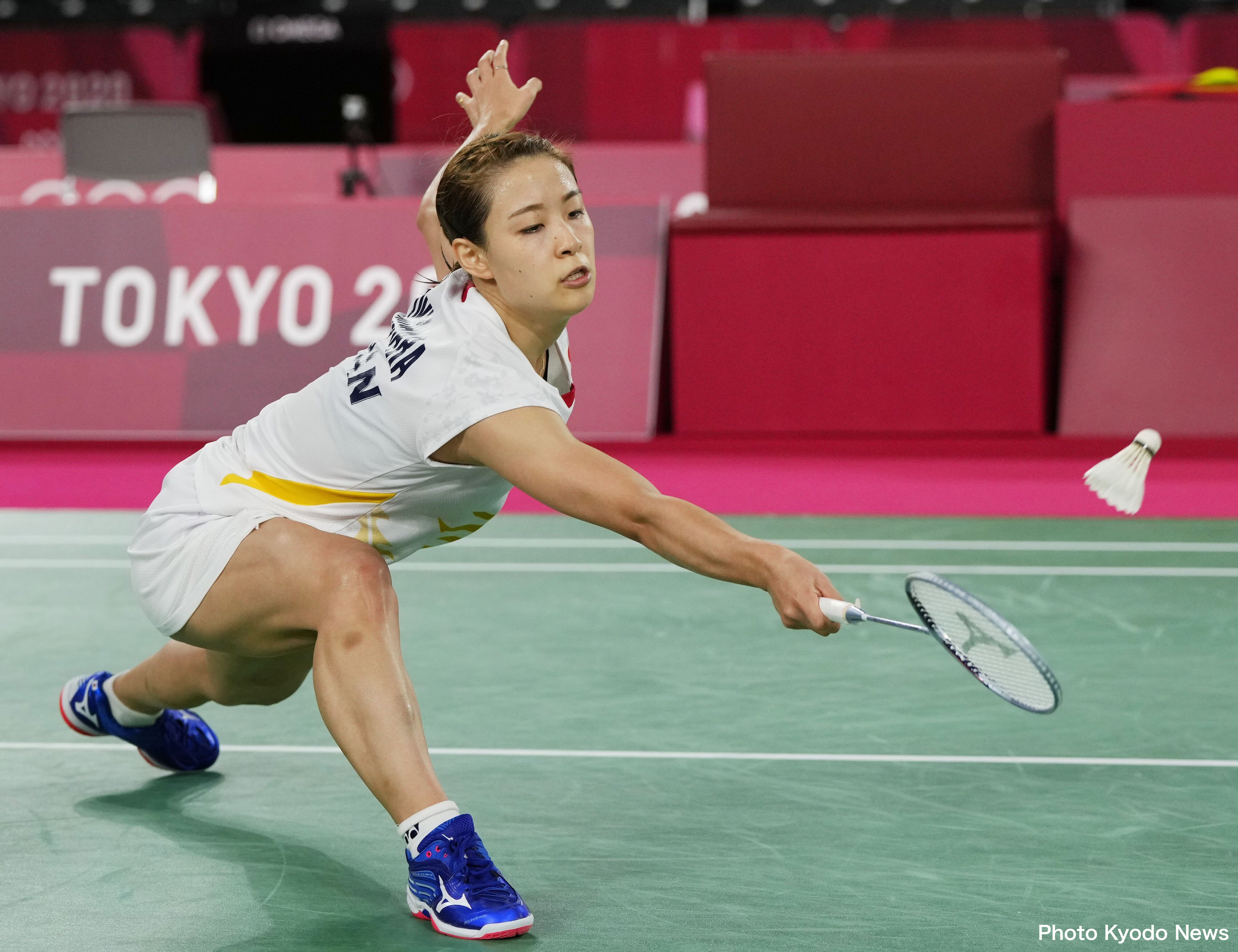日本羽球奪金熱門奧原希望，今日8強賽中對上中國的何冰嬌落敗，無緣晉級。（翻攝自KYODO NEWS）
